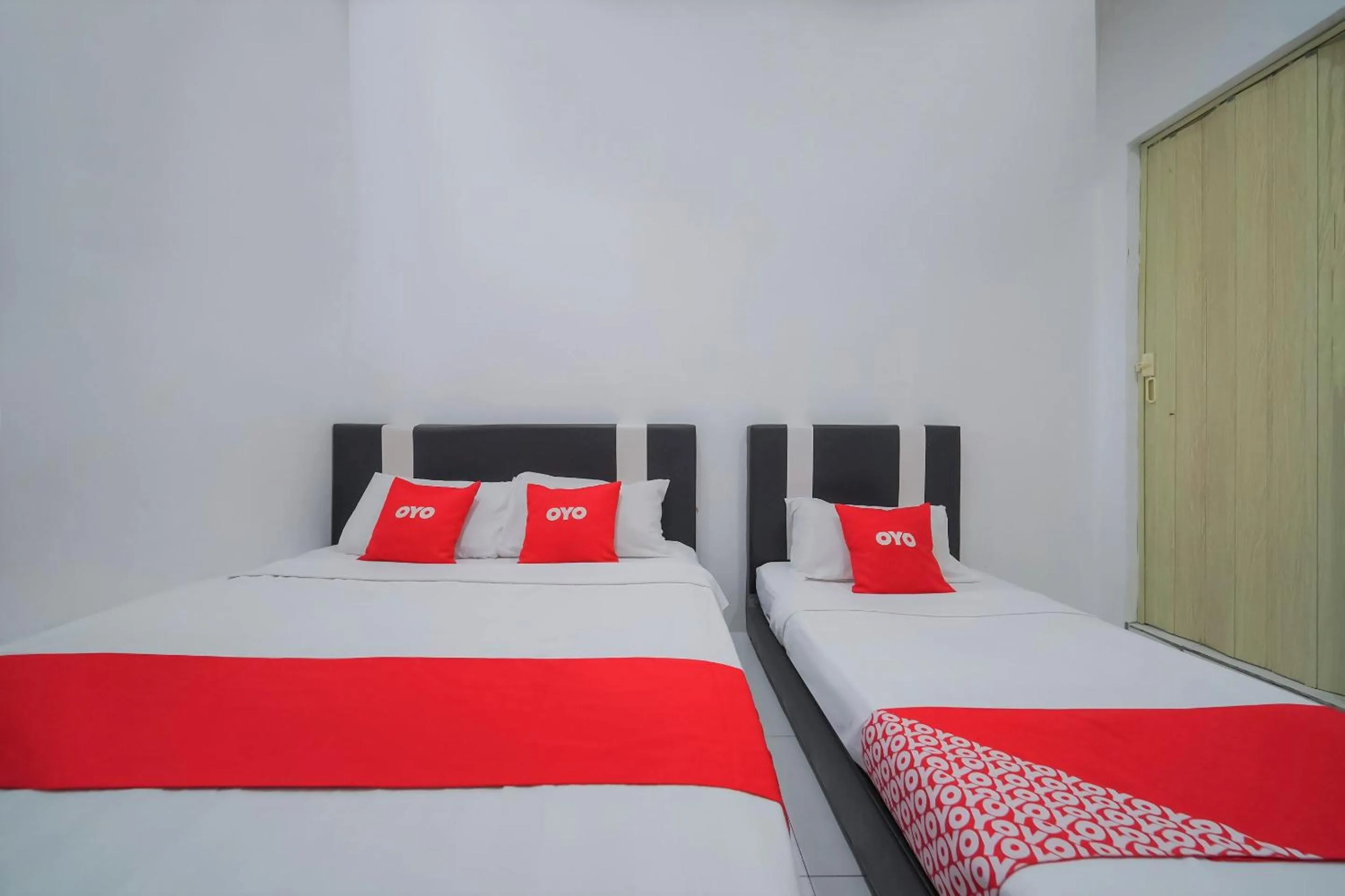 Bedroom, Bed in OYO 89820 Sp Berlian Inn