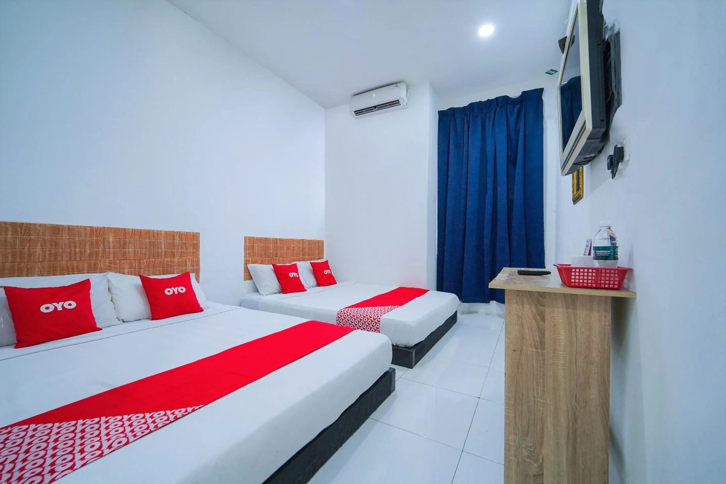 Bedroom, Bed in OYO 89820 Sp Berlian Inn