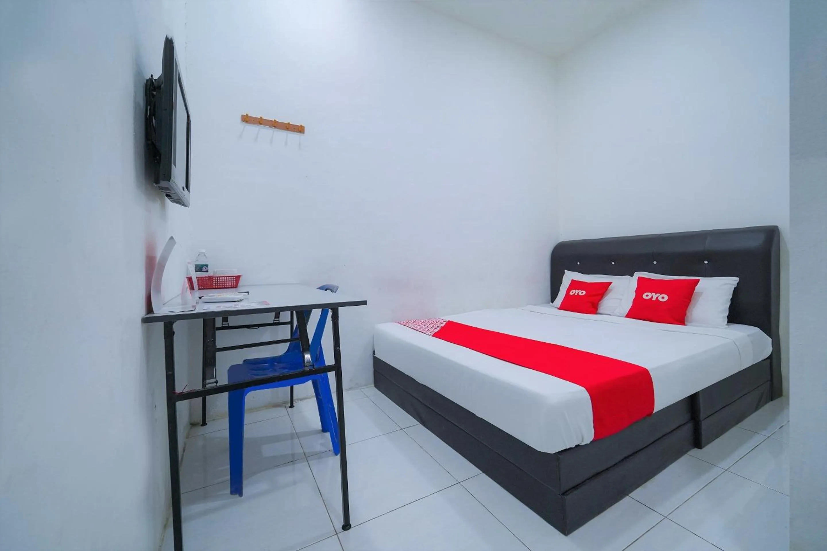 Bedroom, Bed in OYO 89820 Sp Berlian Inn