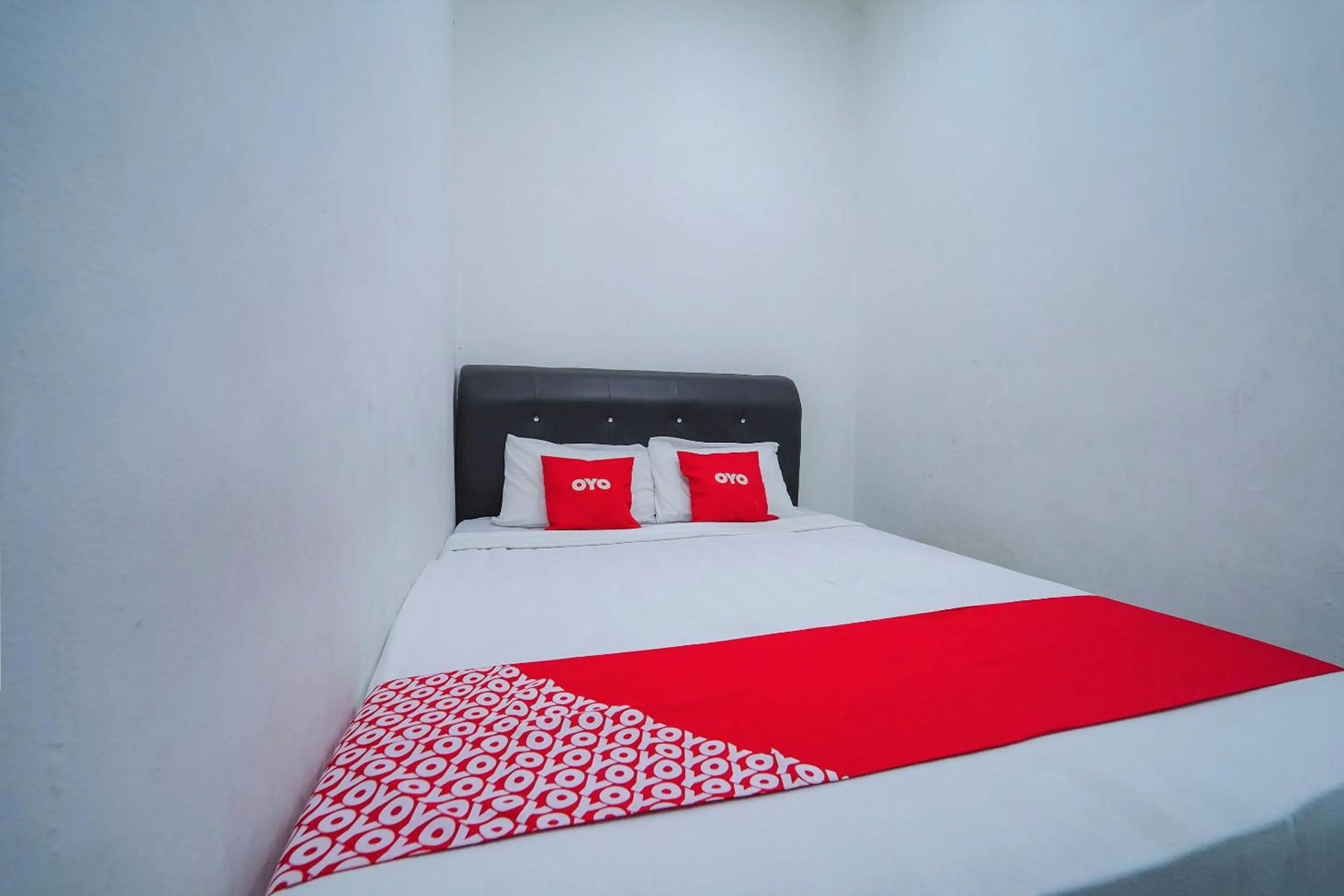 Bedroom, Bed in OYO 89820 Sp Berlian Inn