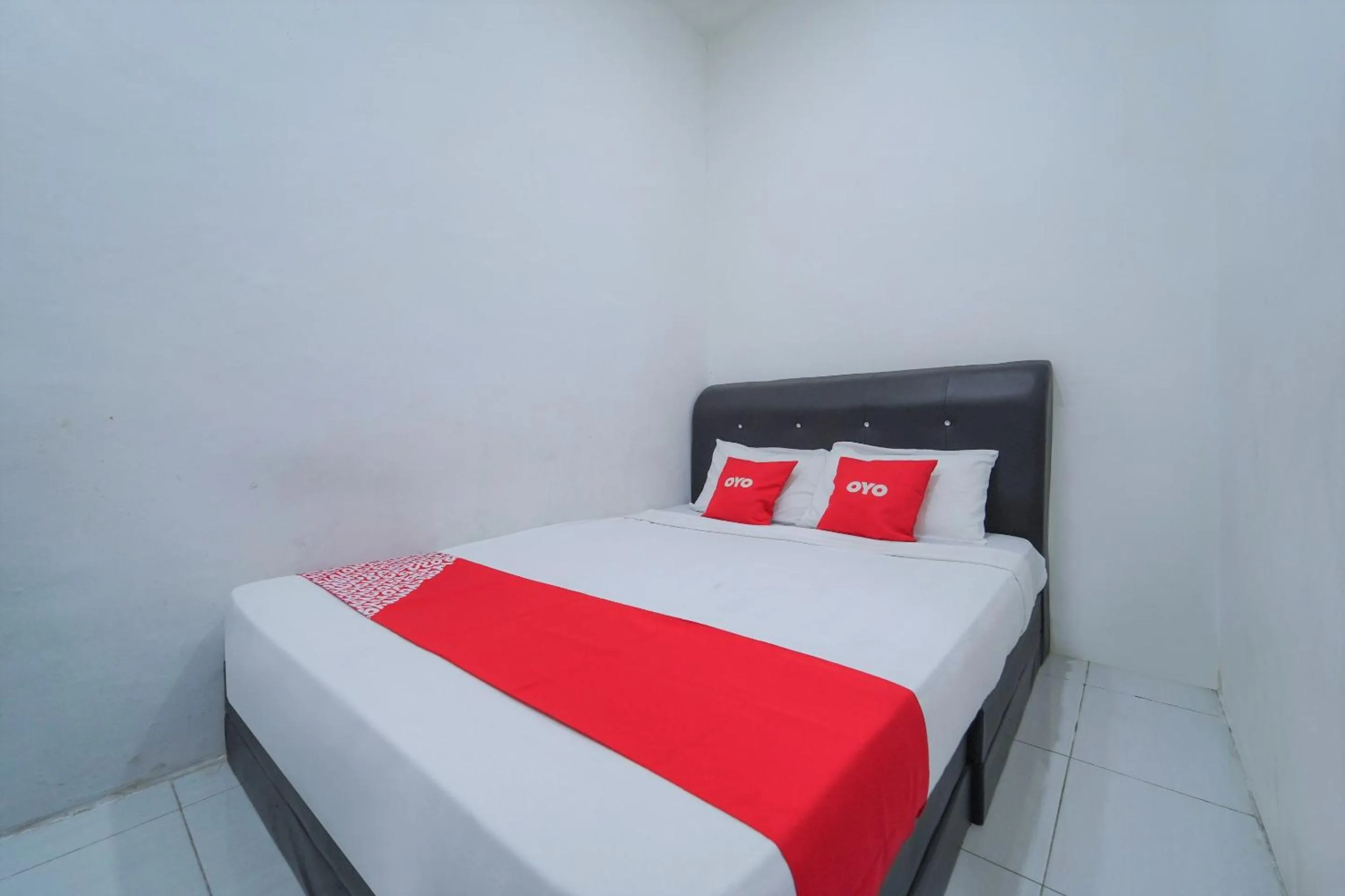 Bedroom, Bed in OYO 89820 Sp Berlian Inn