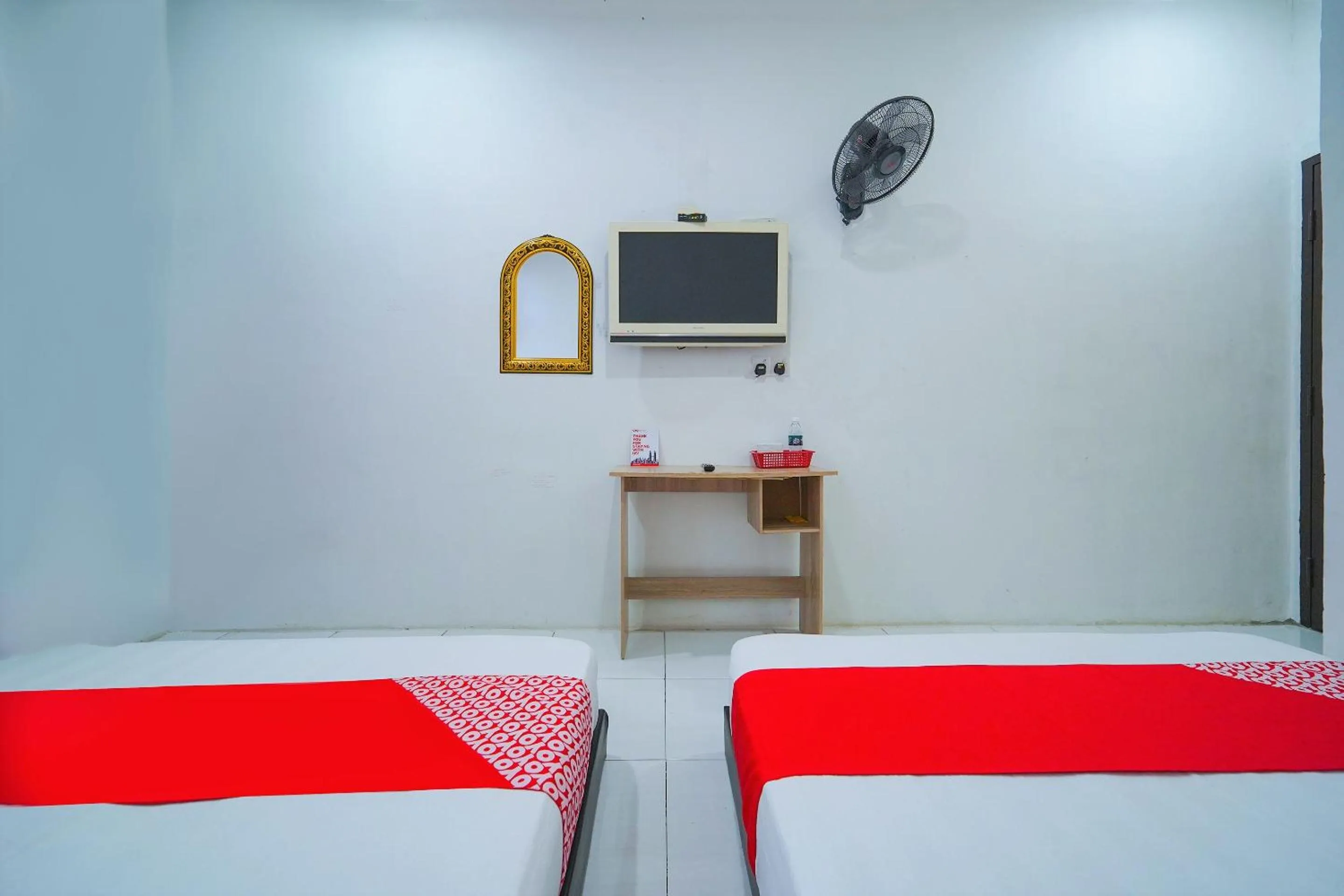 Bedroom, Bed in OYO 89820 Sp Berlian Inn