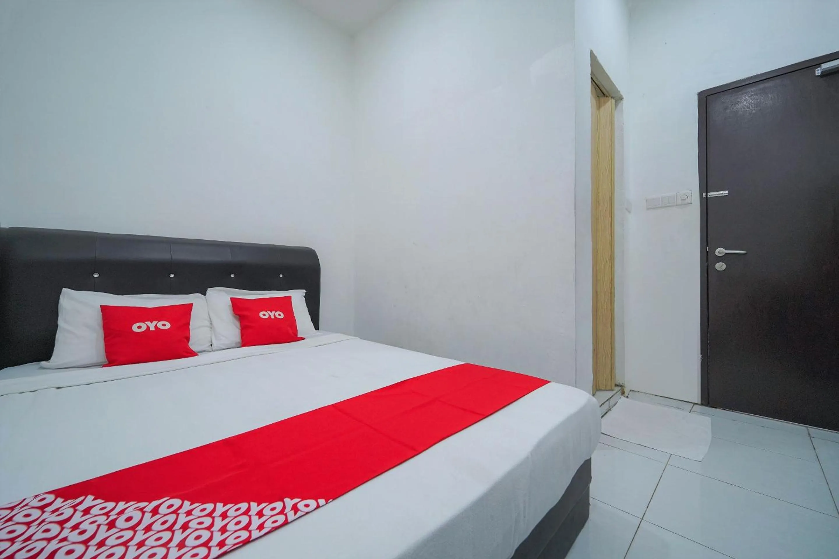 Bedroom, Bed in OYO 89820 Sp Berlian Inn