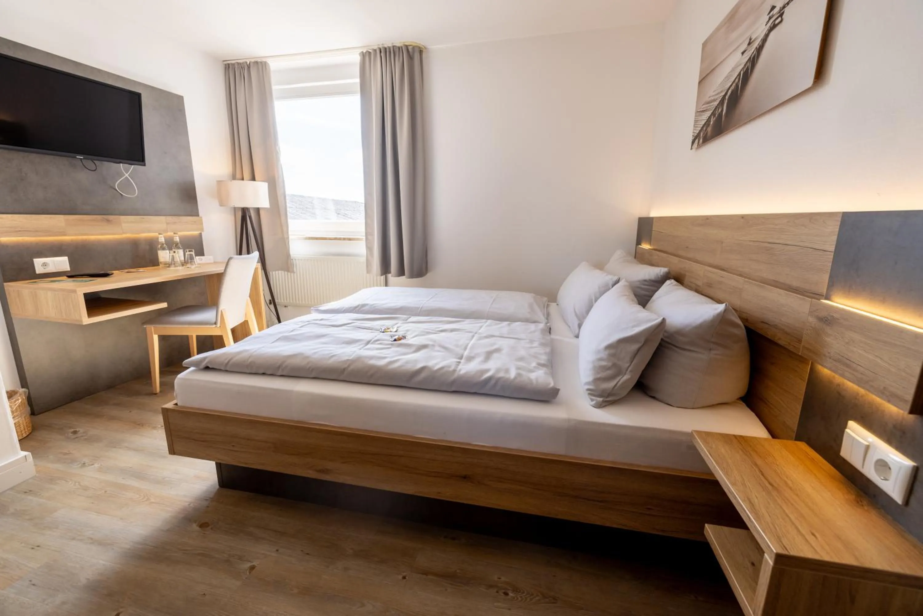 Photo of the whole room, Bed in Hotel Lüttje Burg