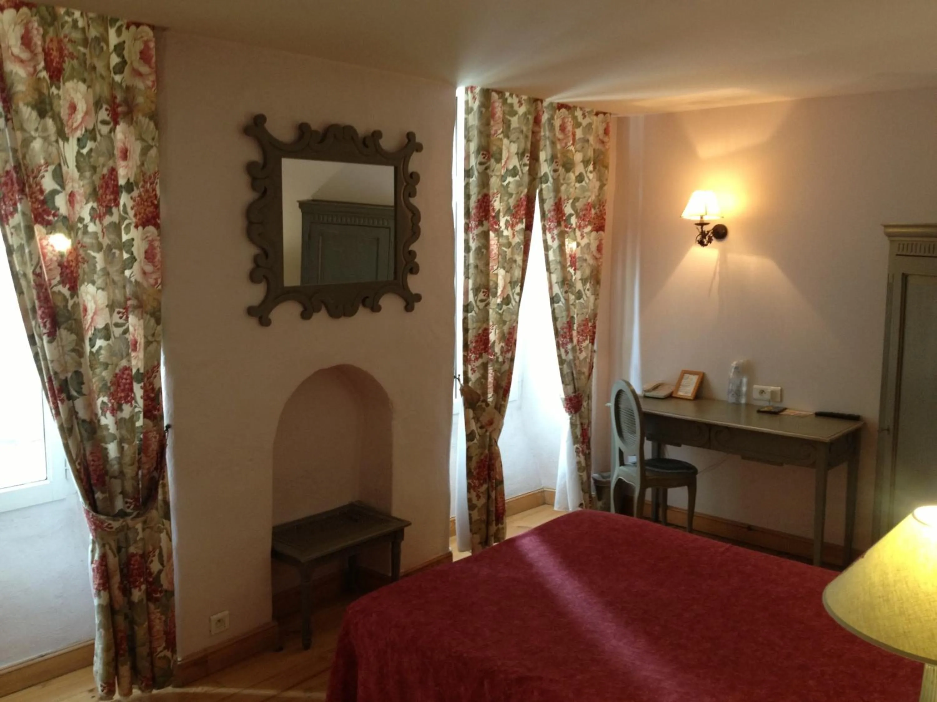 Seating area, Bed in Hotel L'Astrolabe