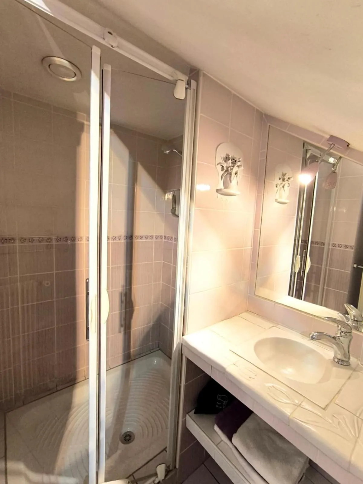 Bathroom in Hotel L'Astrolabe