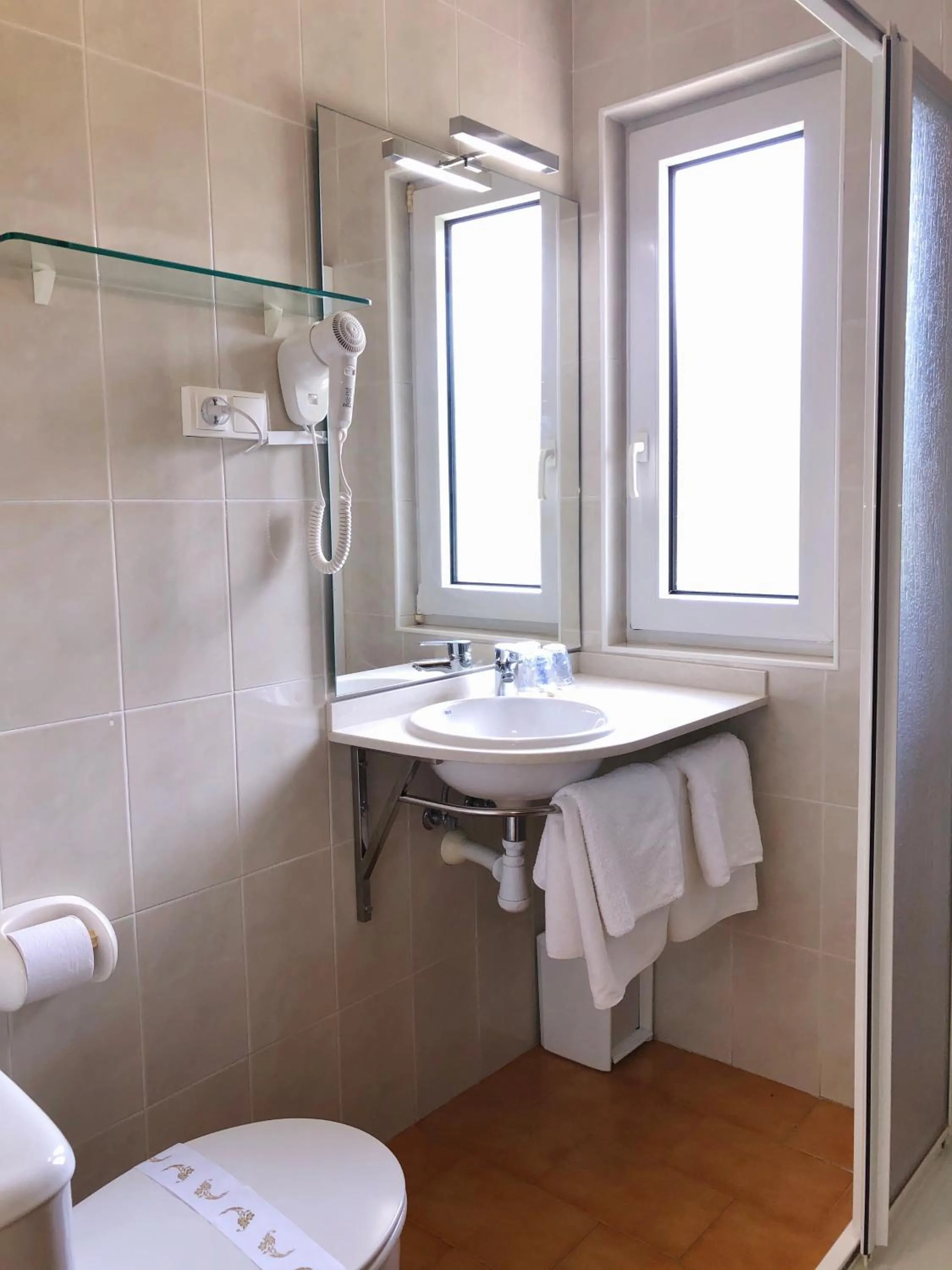 Shower in Hotel Playa de Lago