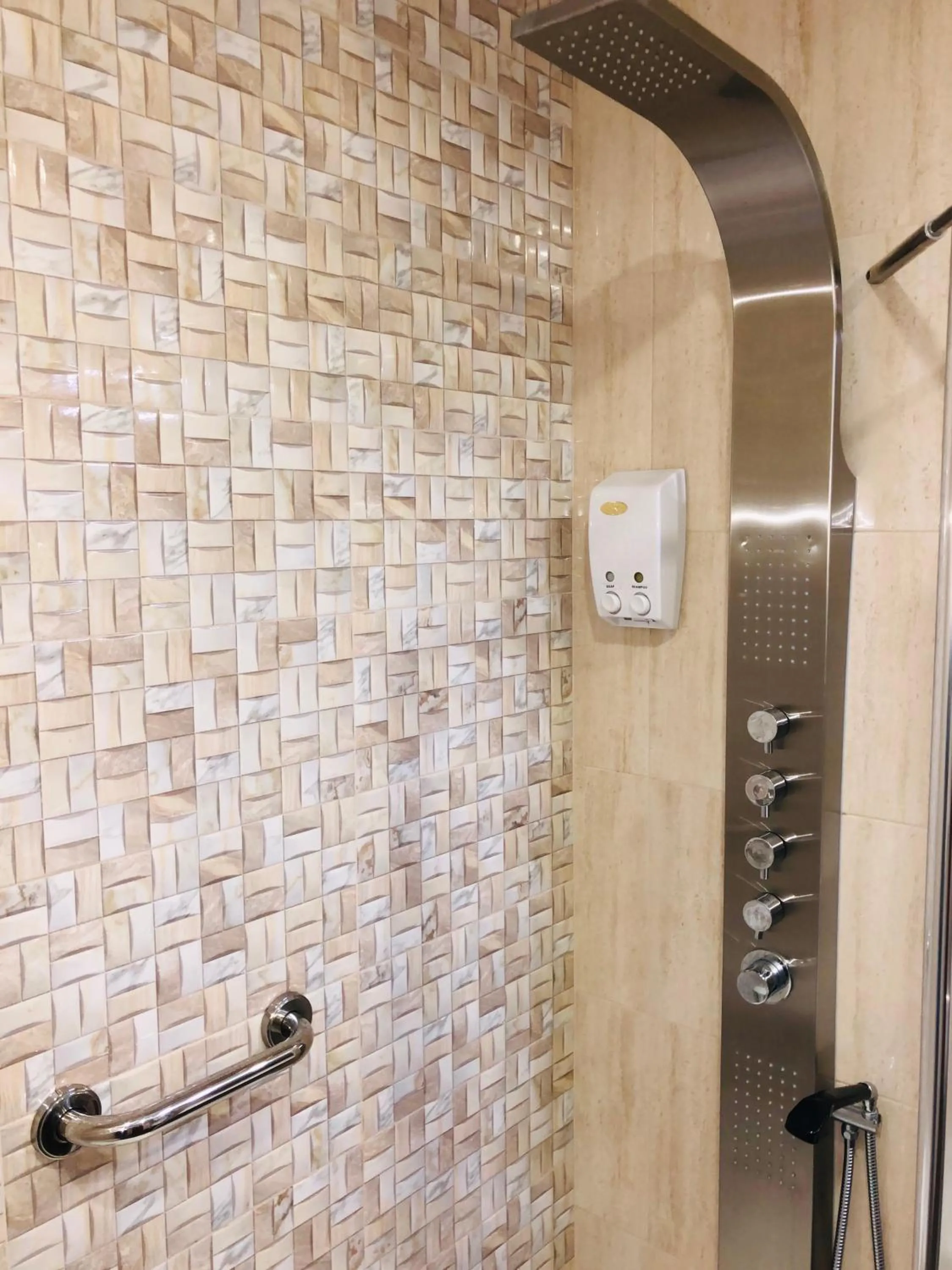 Shower in Hotel Playa de Lago