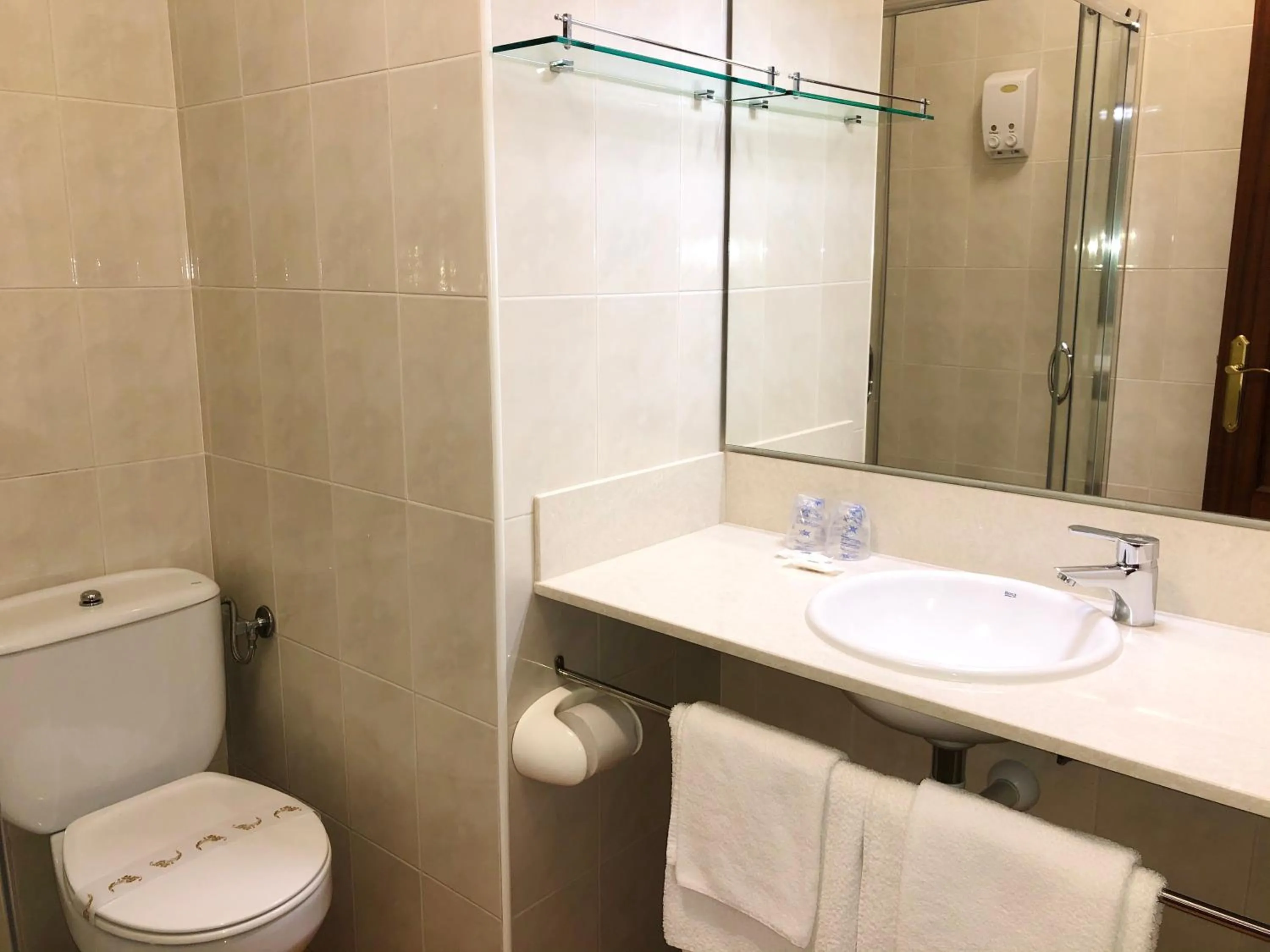 Shower in Hotel Playa de Lago