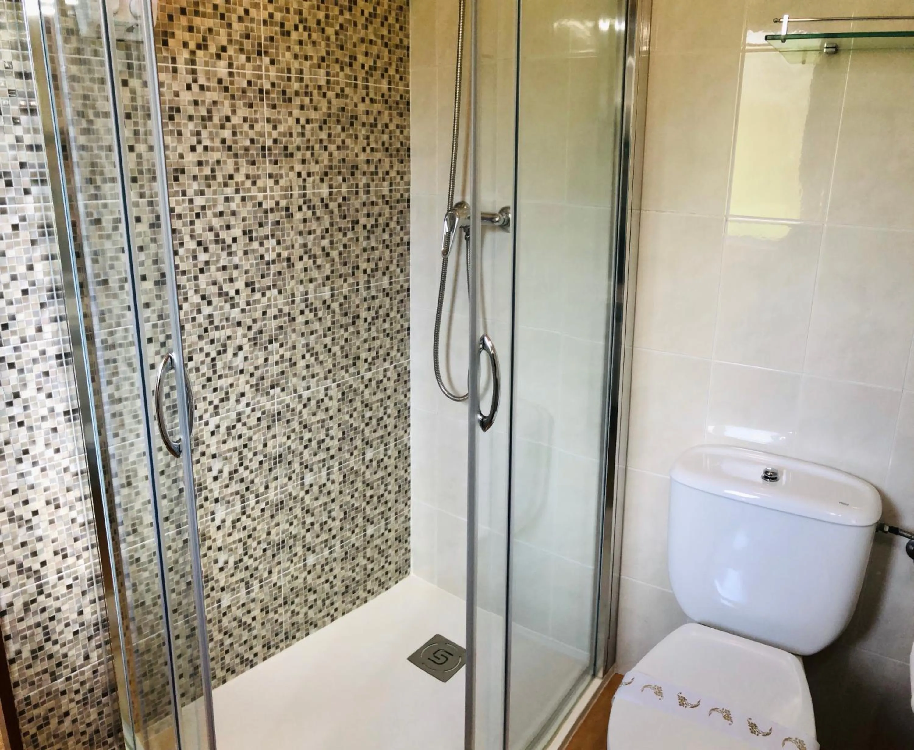 Shower in Hotel Playa de Lago