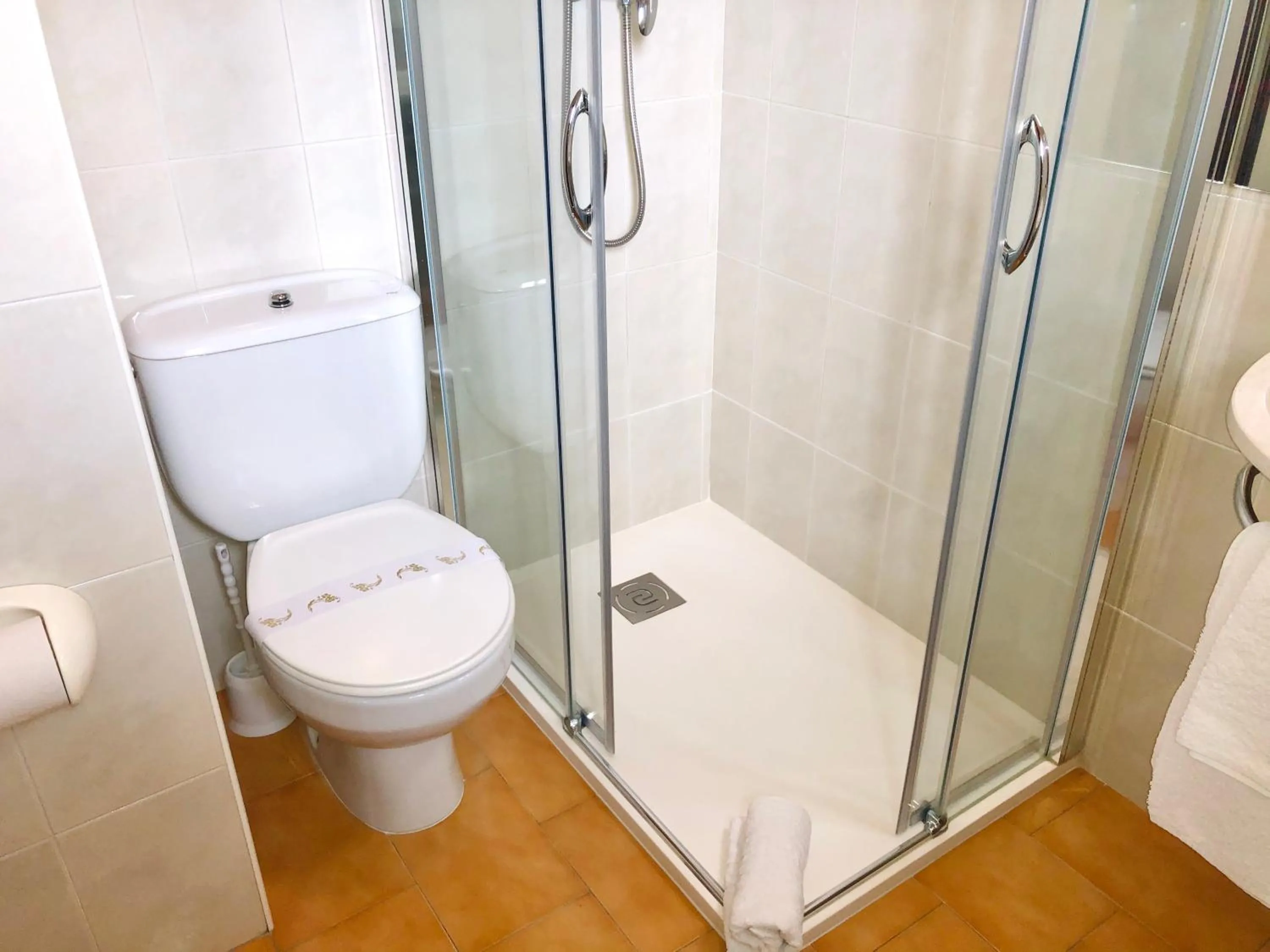 Shower in Hotel Playa de Lago