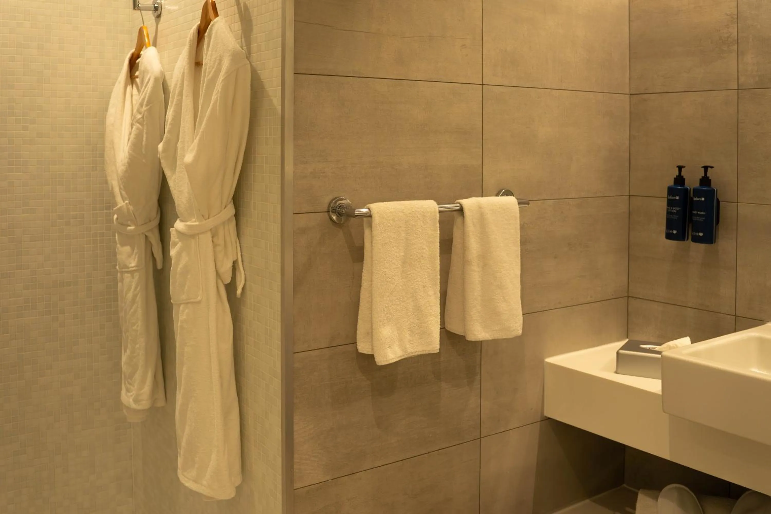 Shower in Radisson Blu Hotel Bordeaux