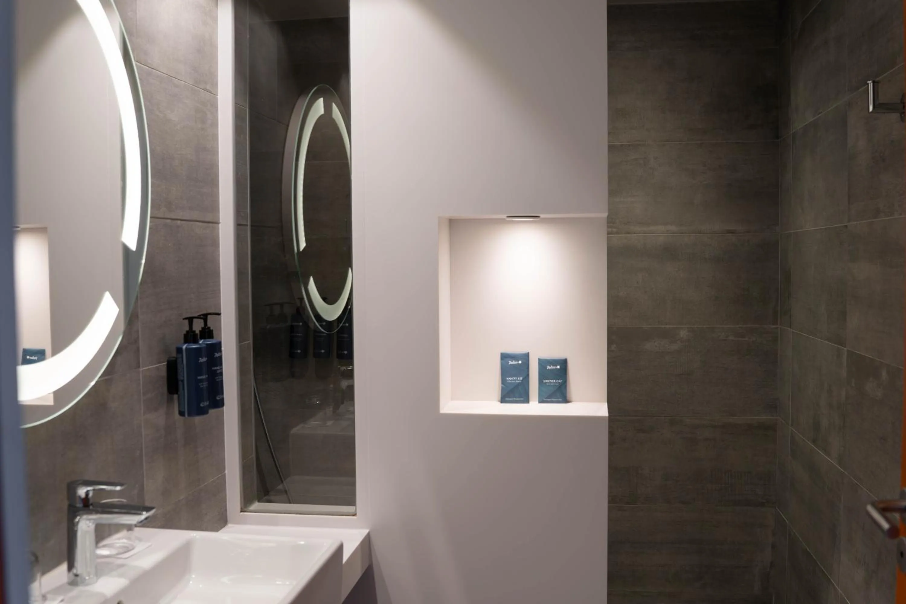 Shower in Radisson Blu Hotel Bordeaux