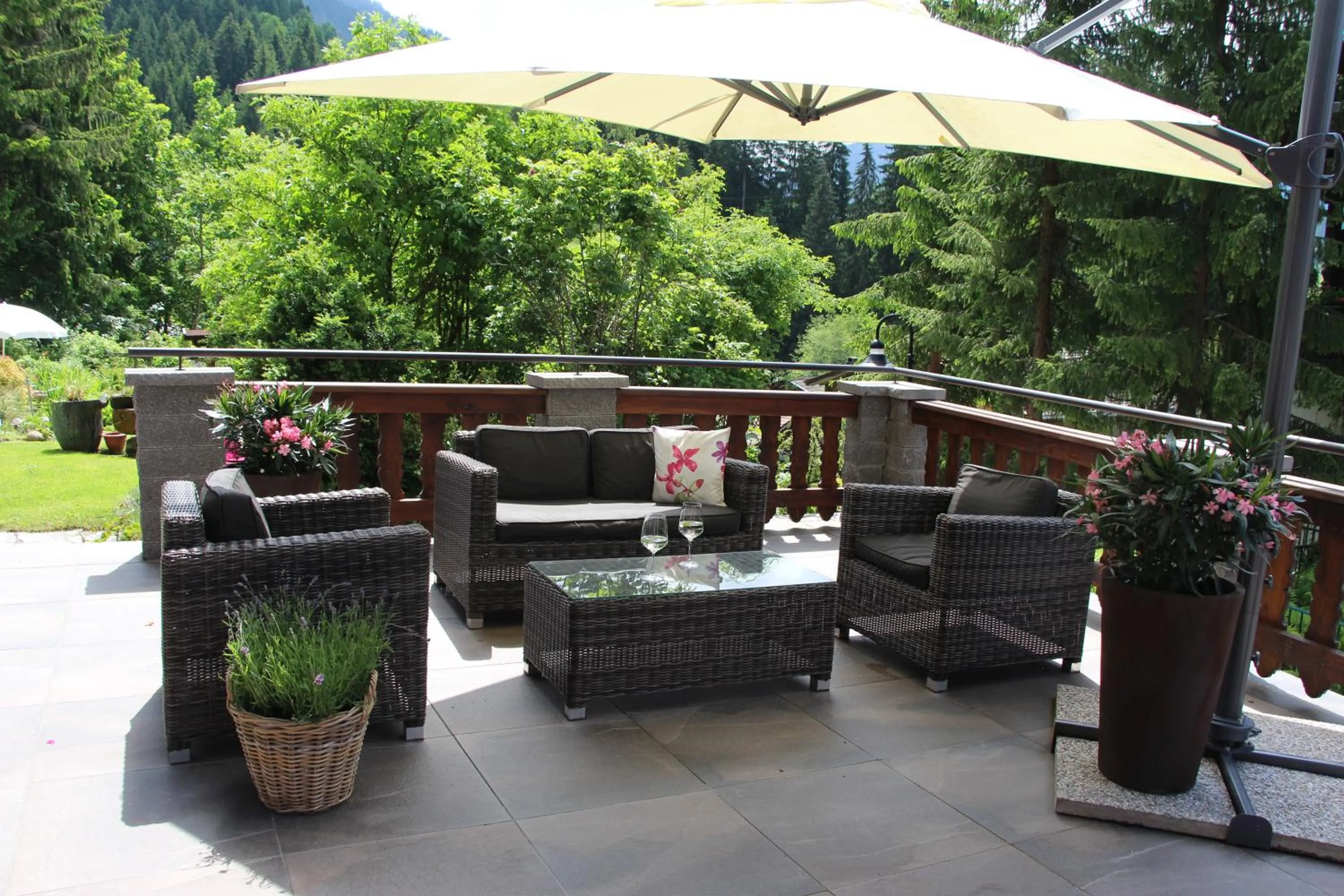 Garden view in Gästehaus Gratlspitz