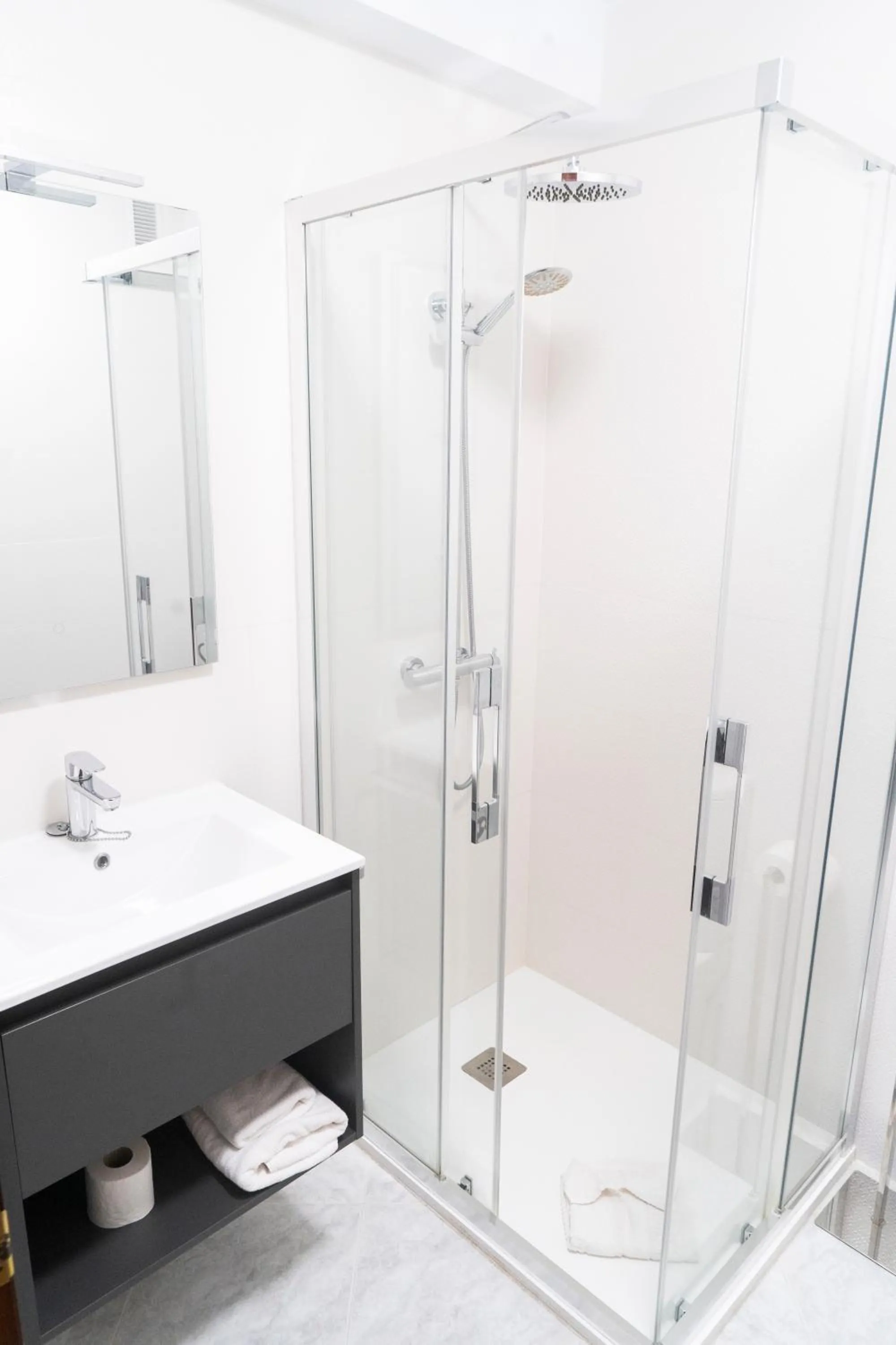 Bathroom in Apartamentos Salceda