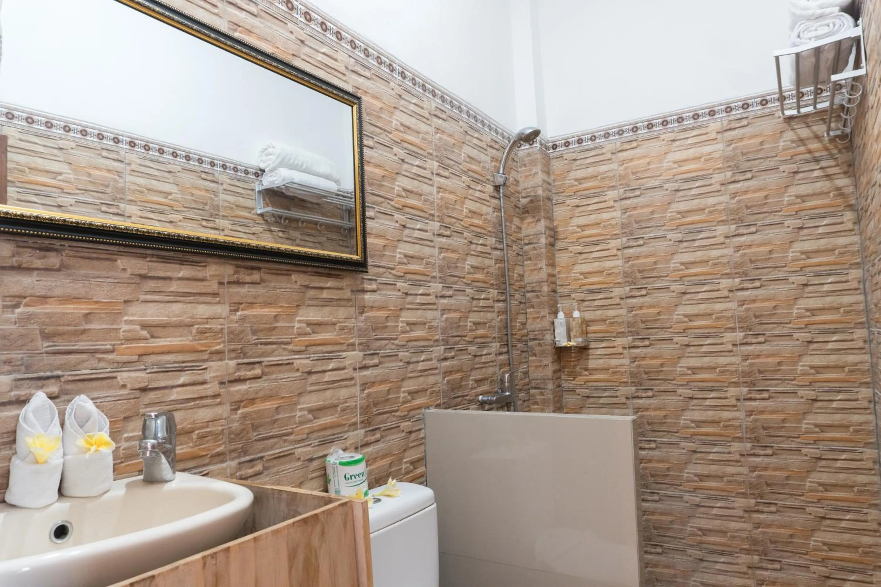 Bathroom in The Lumbung Jaya by Uniquecations