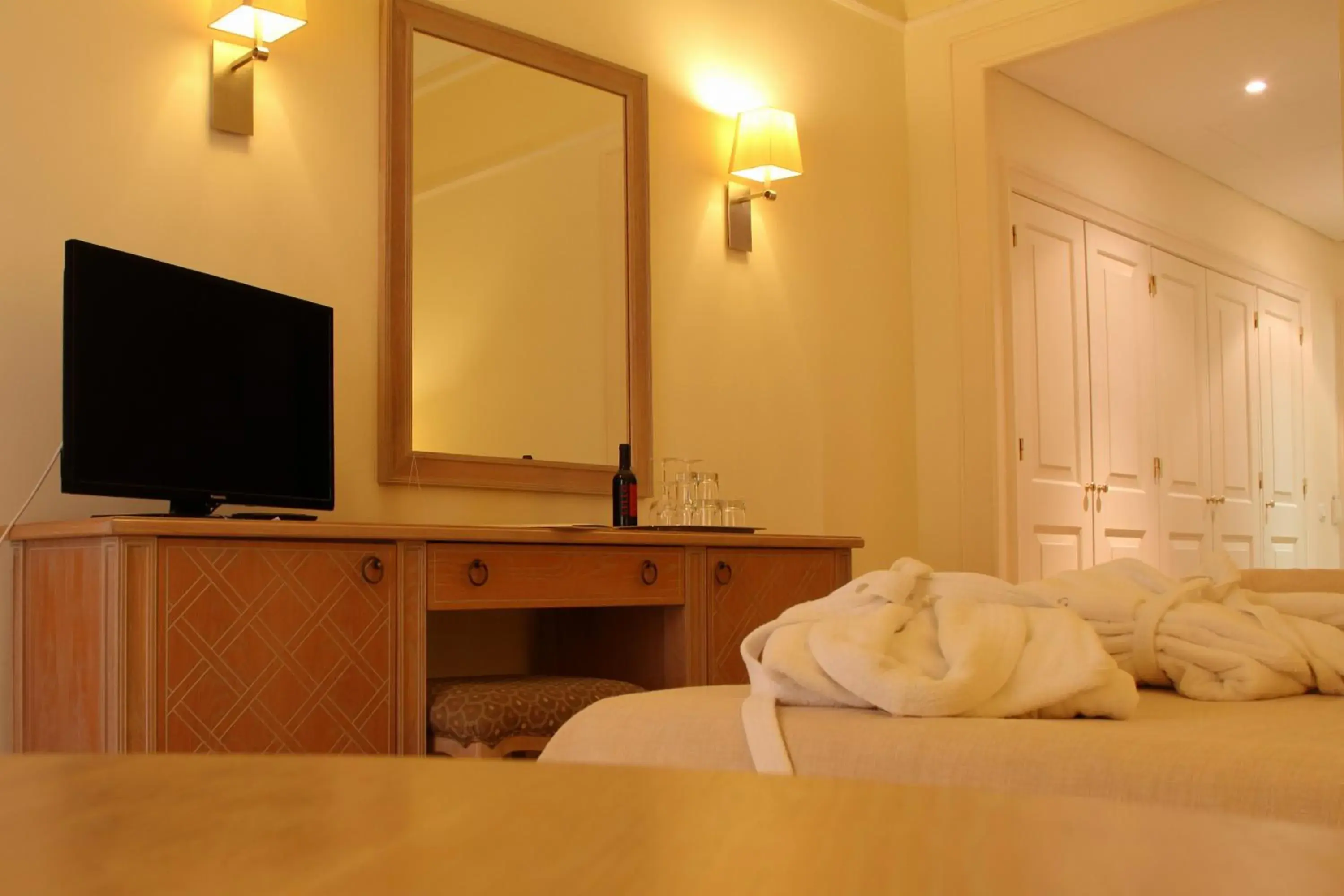 Bedroom, TV/Entertainment Center in Hotel Quinta das Vistas Bedroom, TV/Entertainment Center in Hotel Quinta das Vistas