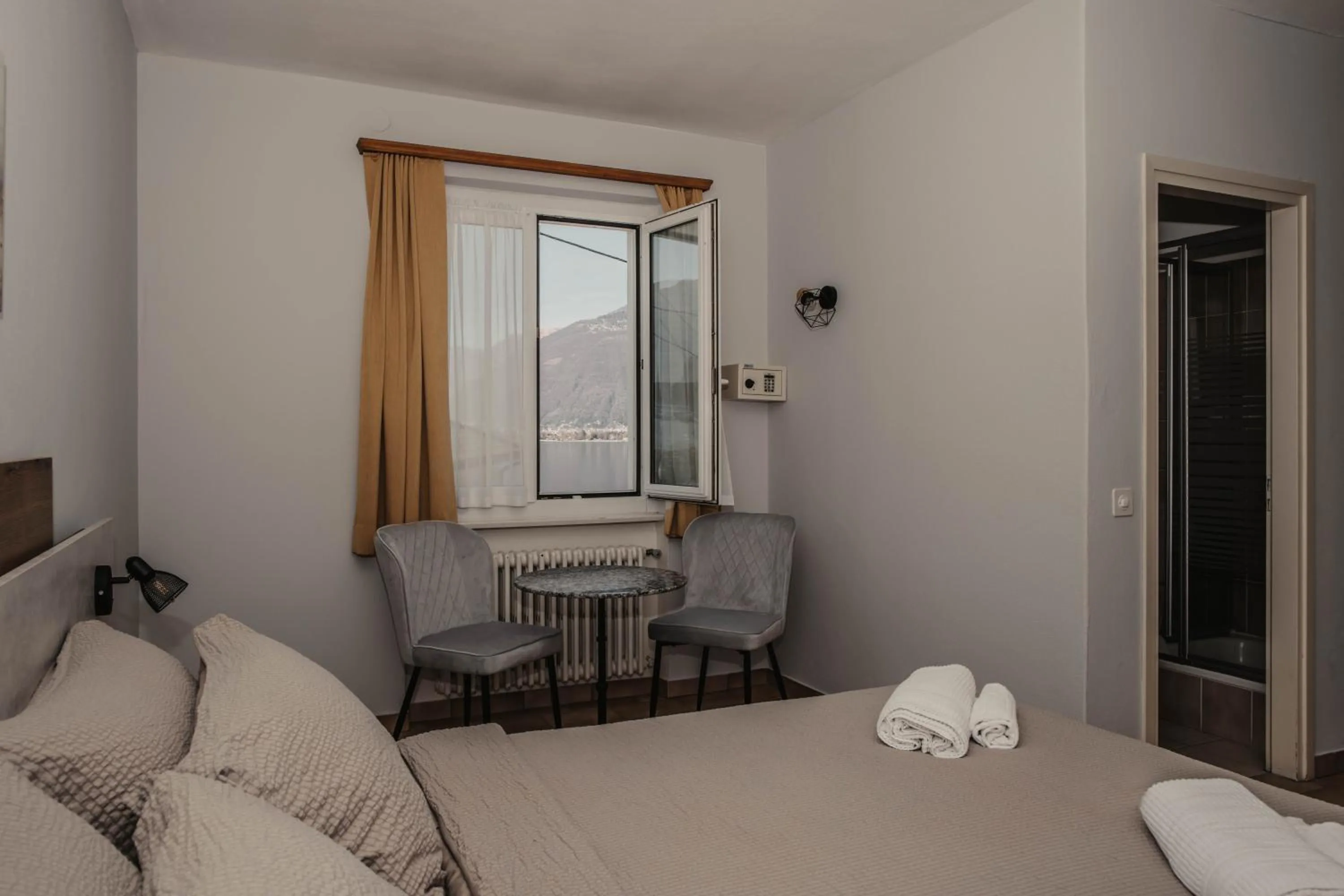 Lake view, Bed in Albergo Ristorante Al Portico