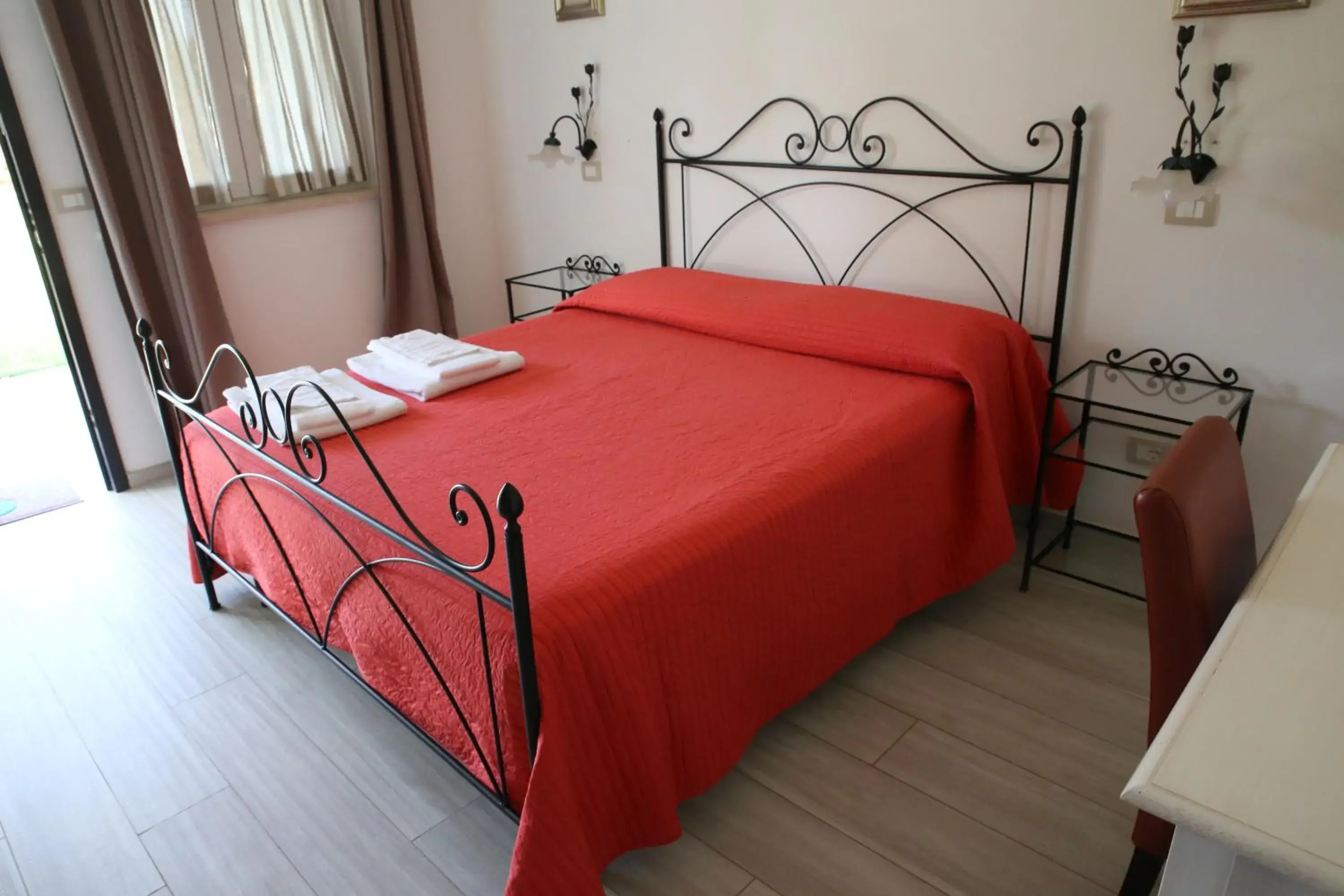 Deluxe Double or Twin Room with Garden View in Mabell Guest House Deluxe Double or Twin Room with Garden View in Mabell Guest House