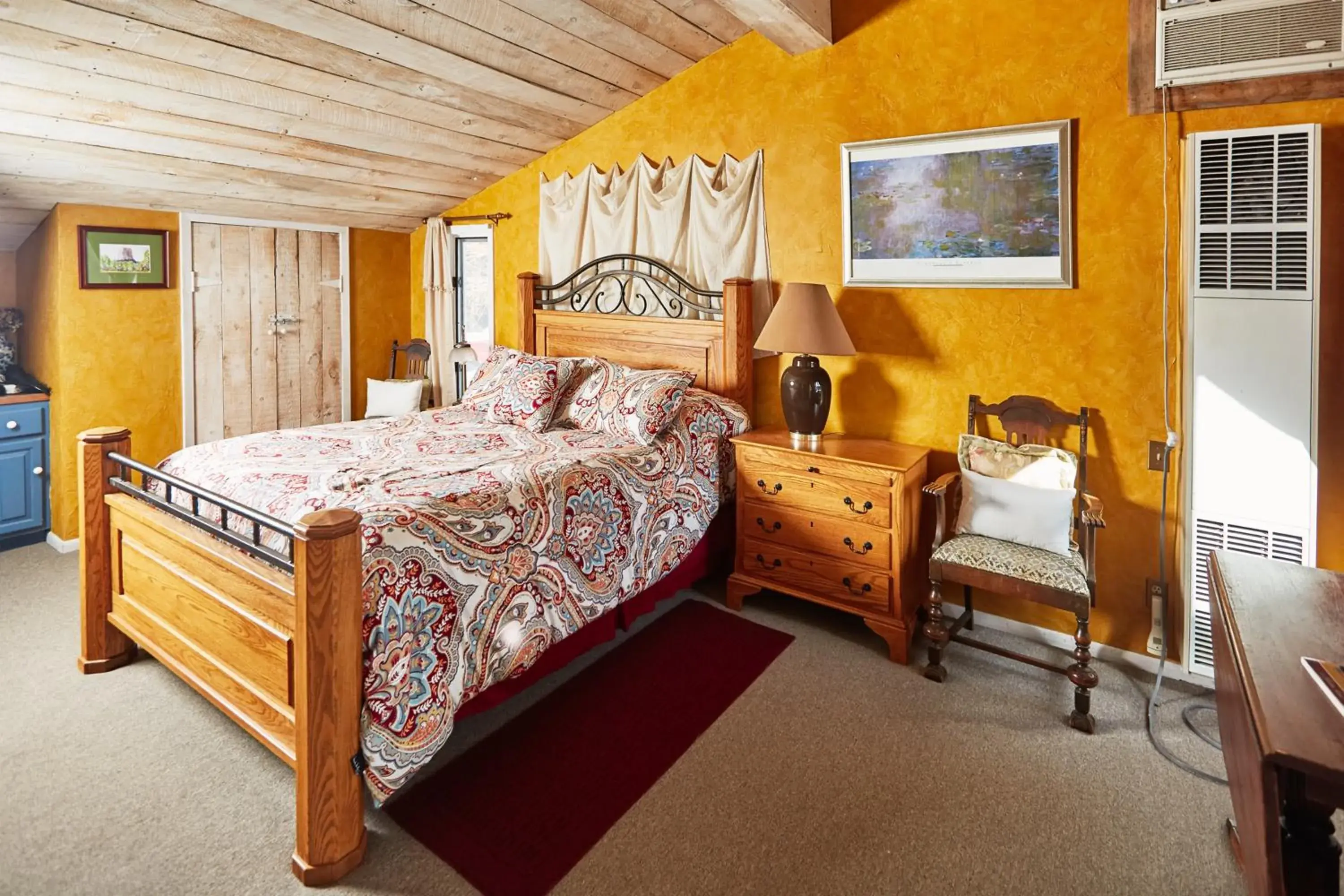 Queen Room with Balcony in Devils Tower Lodge Bed & Breakfast Queen Room with Balcony in Devils Tower Lodge Bed & Breakfast