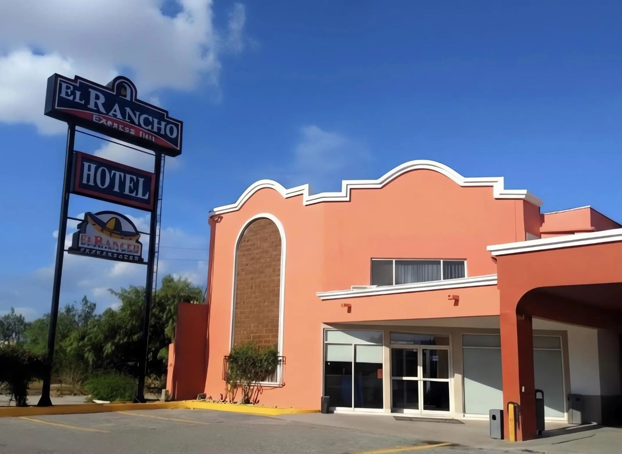 Facade/entrance in Hotel El Rancho