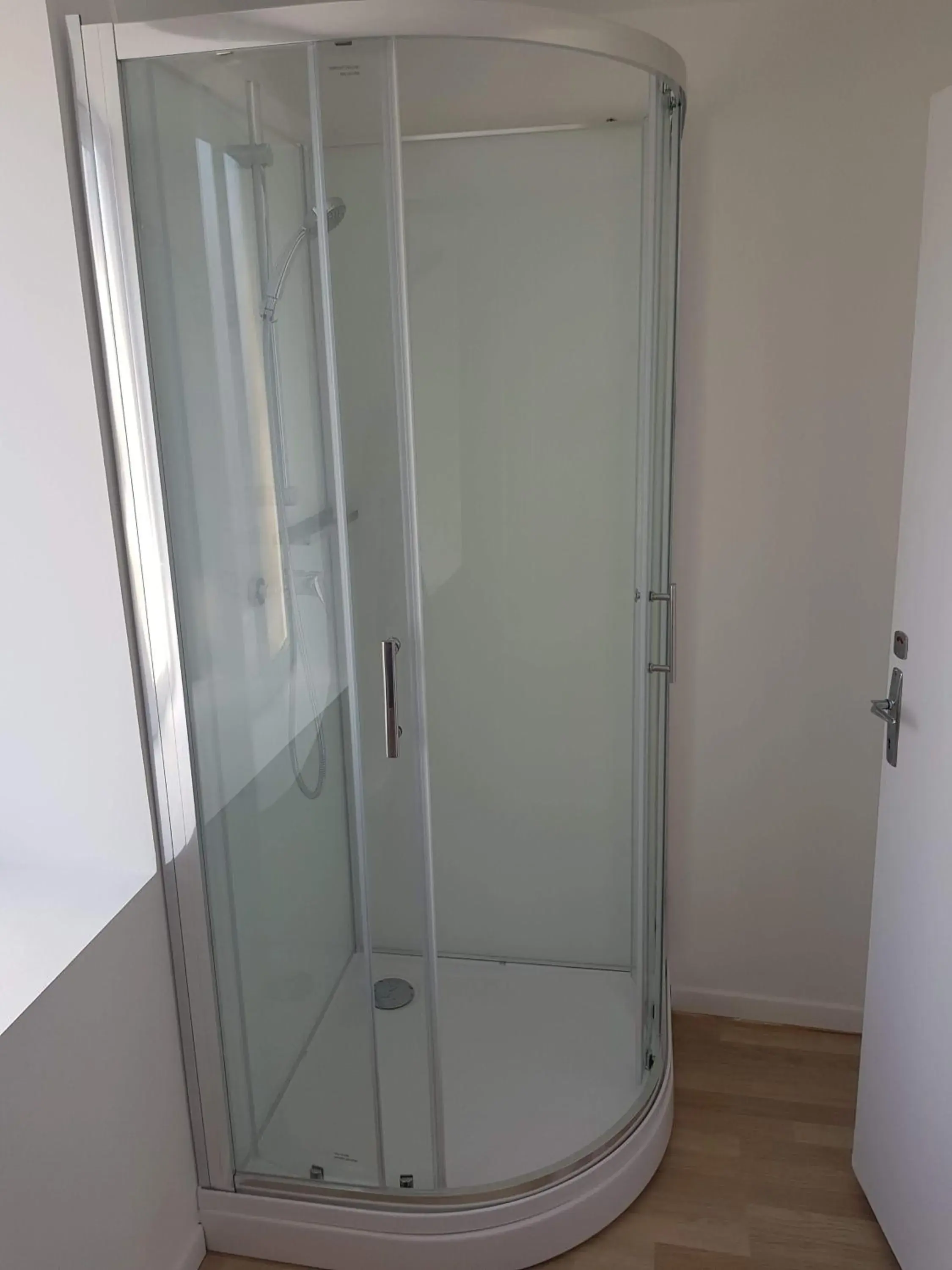 Double Room with Private Bathroom in CHAMBRES / BEDROOM Double Room with Private Bathroom in CHAMBRES / BEDROOM