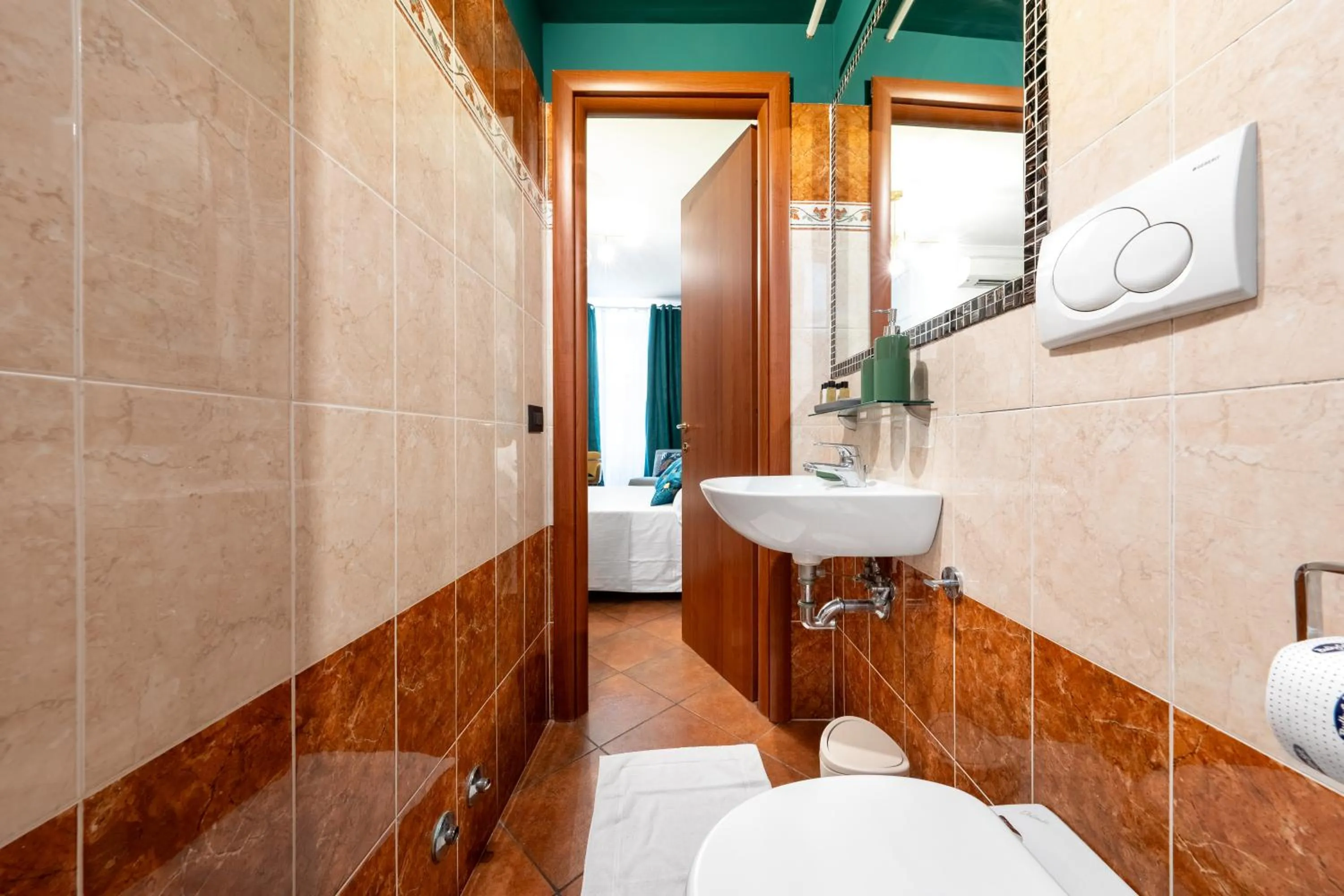 Shower in Colosseo Relais