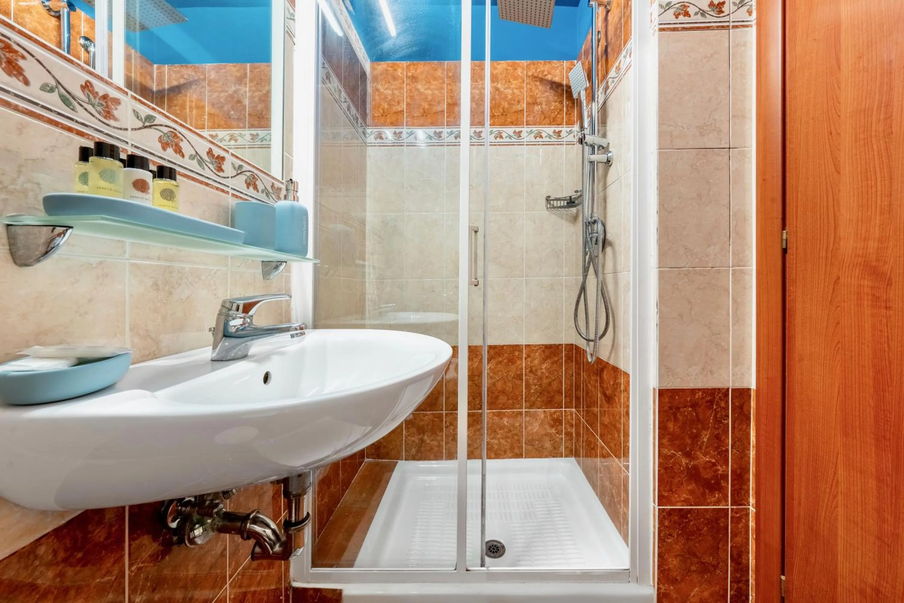 Shower in Colosseo Relais