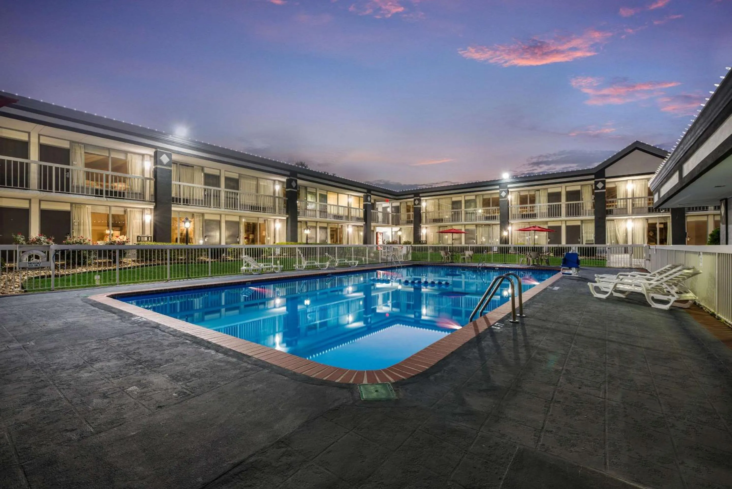 Swimming pool in Quality Inn Concord Kannapolis