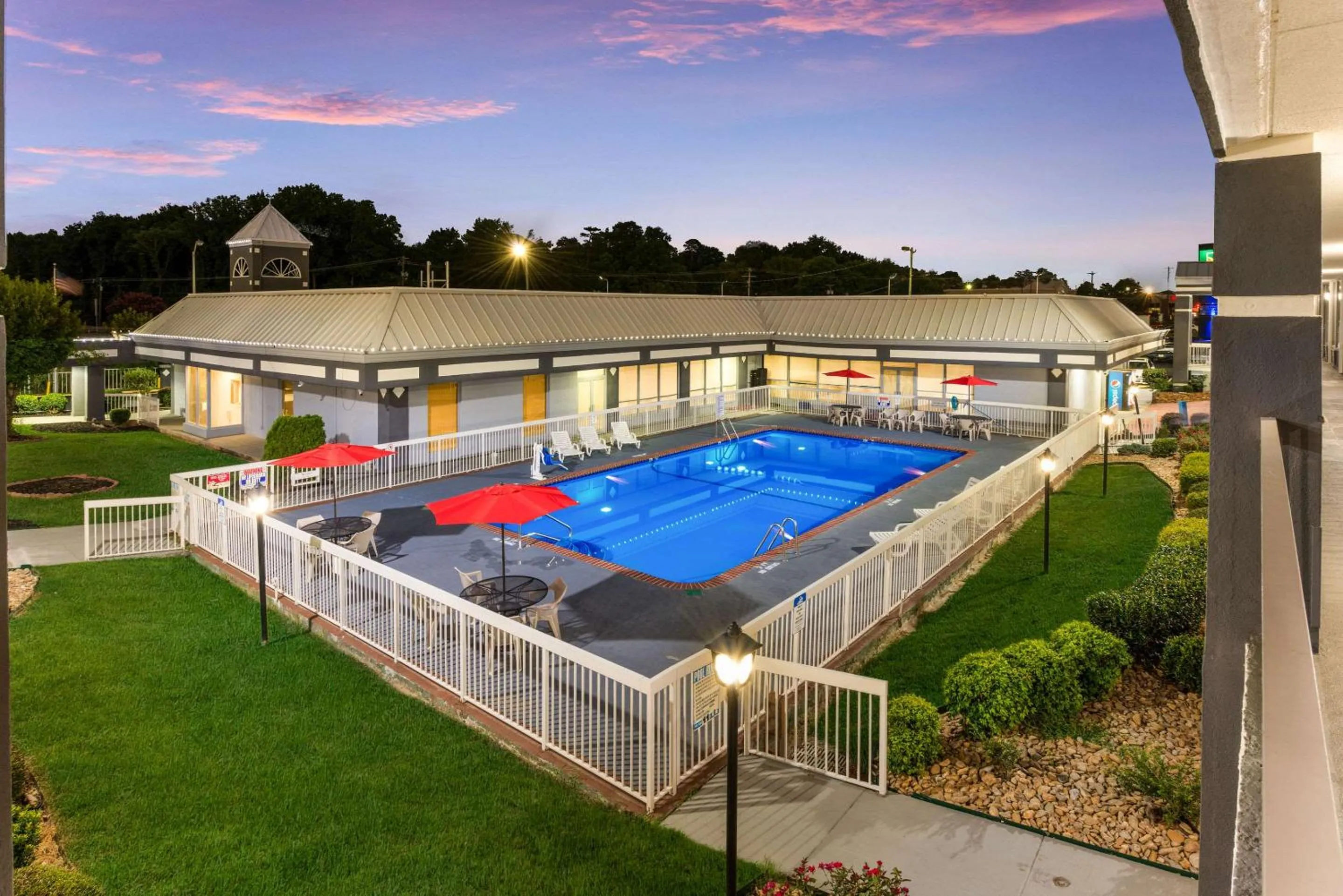 Swimming pool in Quality Inn Concord Kannapolis