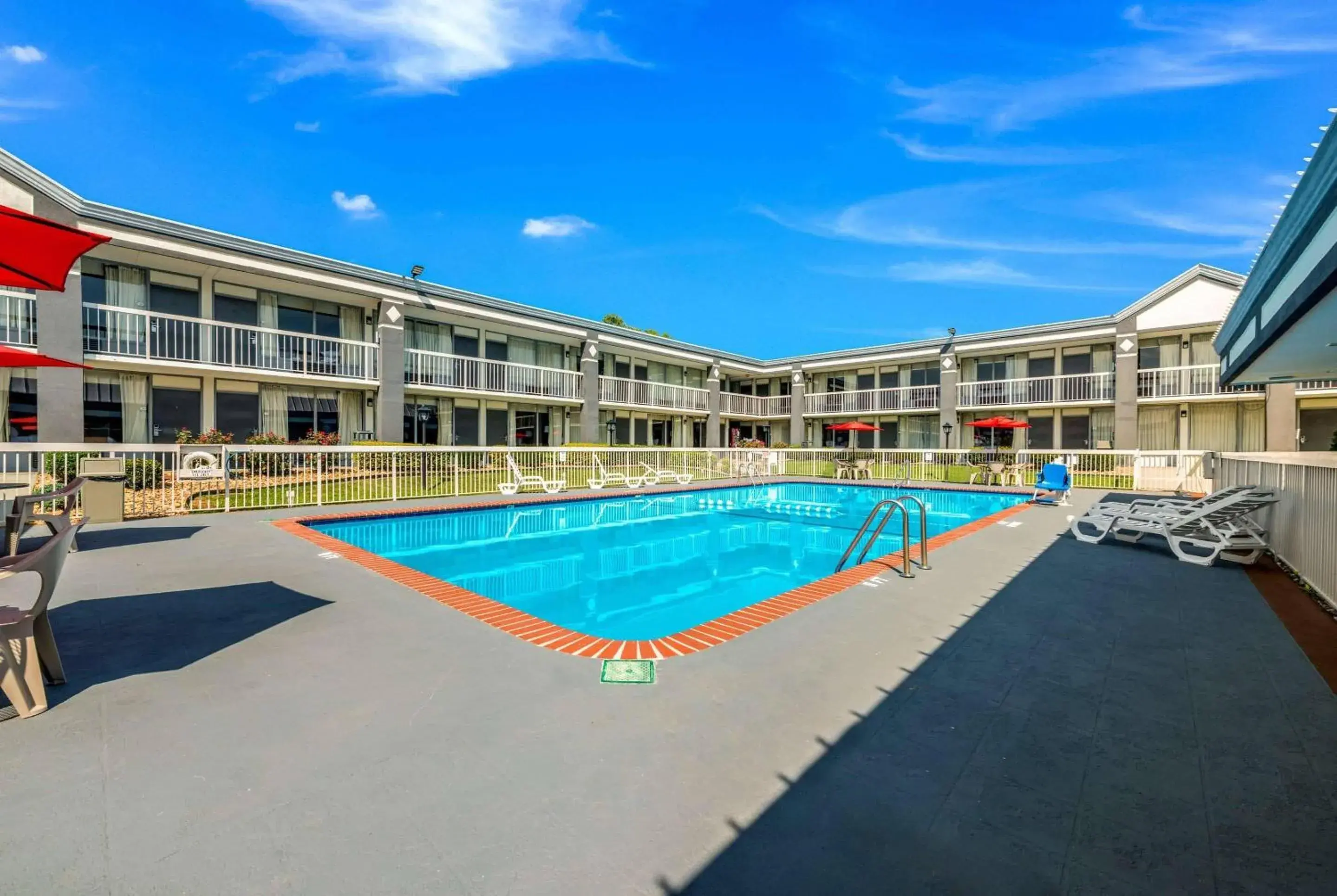 Swimming pool in Quality Inn Concord Kannapolis Swimming pool in Quality Inn Concord Kannapolis