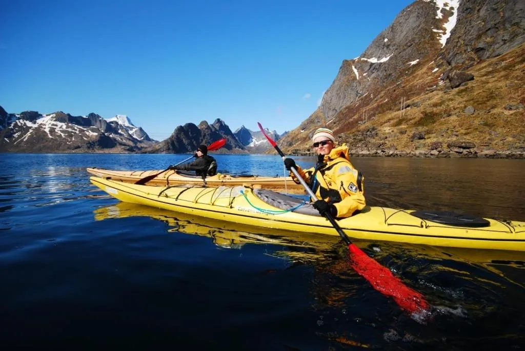 Canoeing in Eliassen Rorbuer