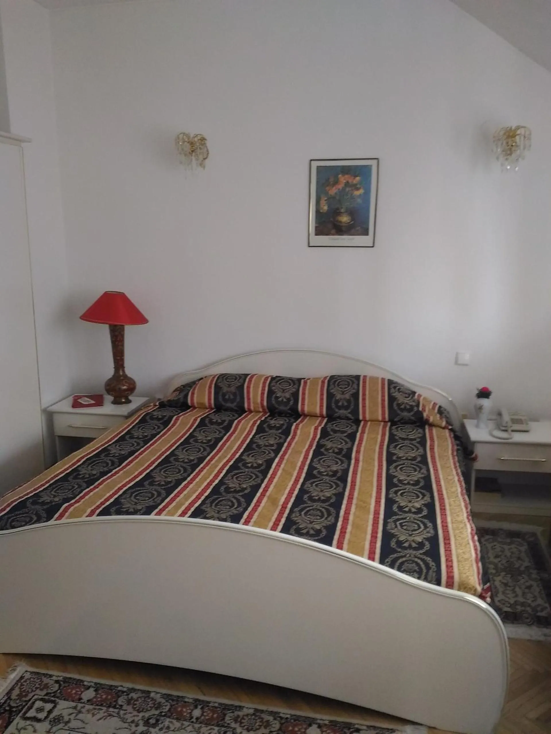 Bed in Pensiunea Helvetia