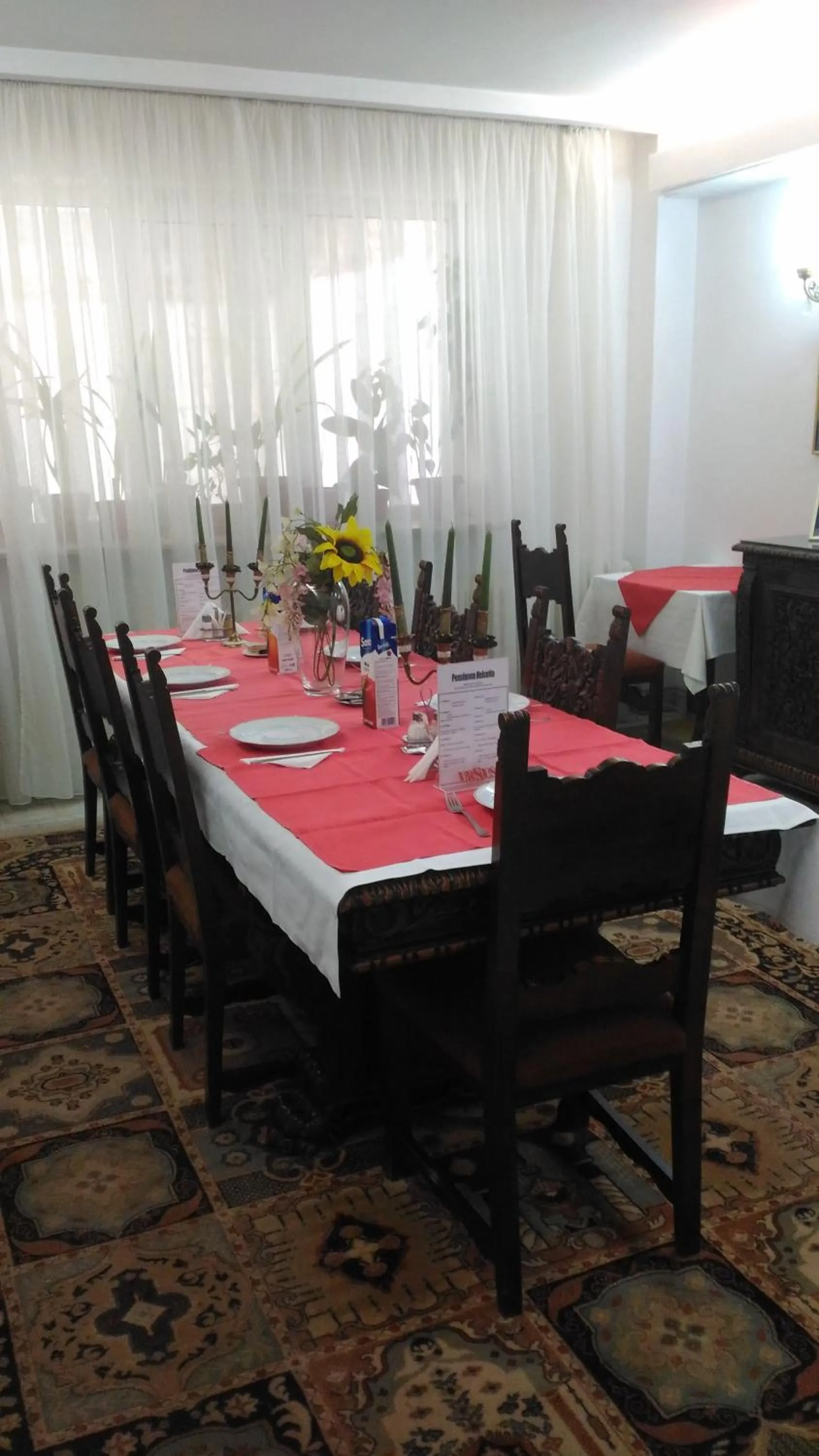 Restaurant/places to eat in Pensiunea Helvetia