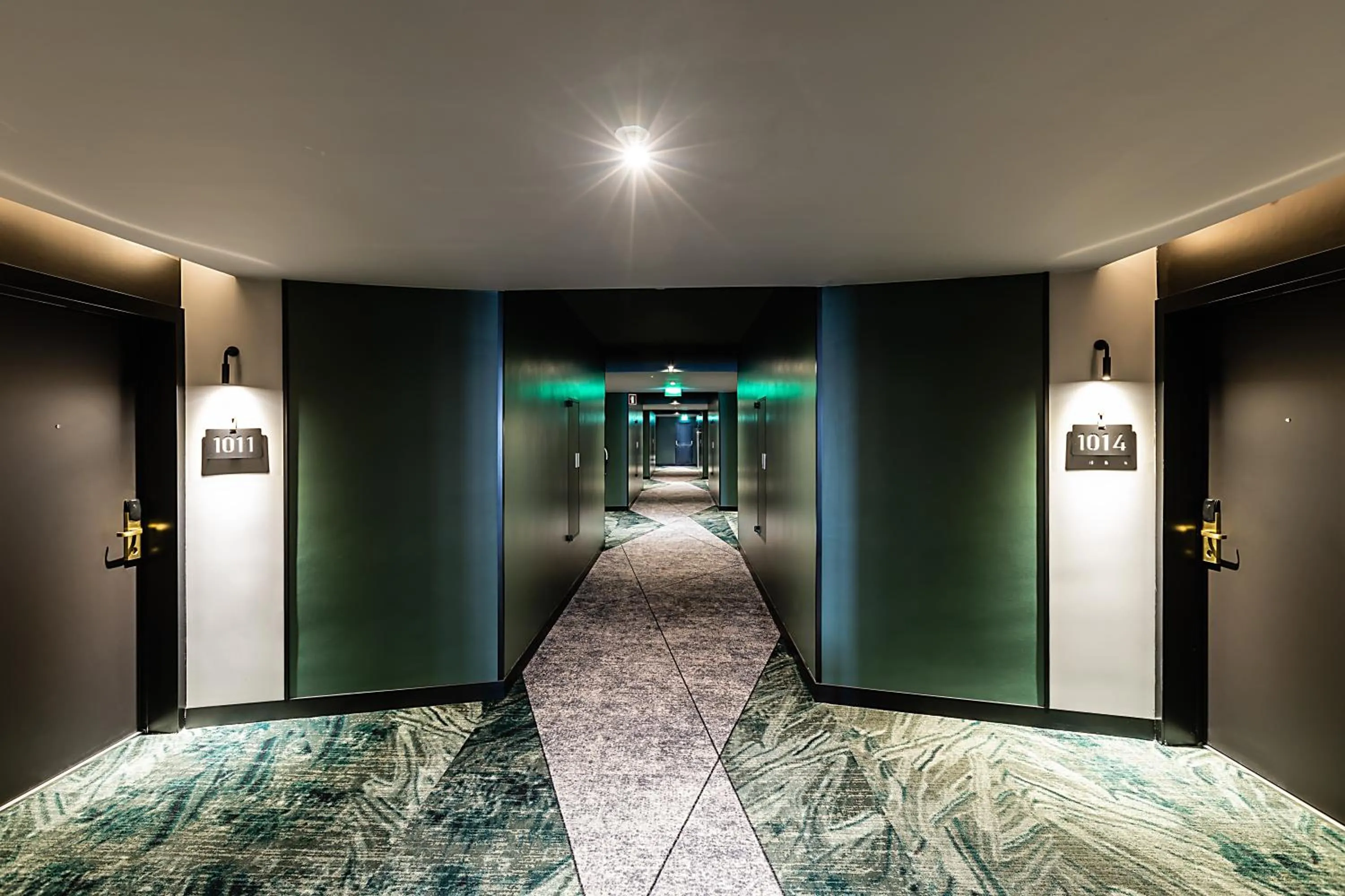 Property building, Bed in Novotel Lisboa