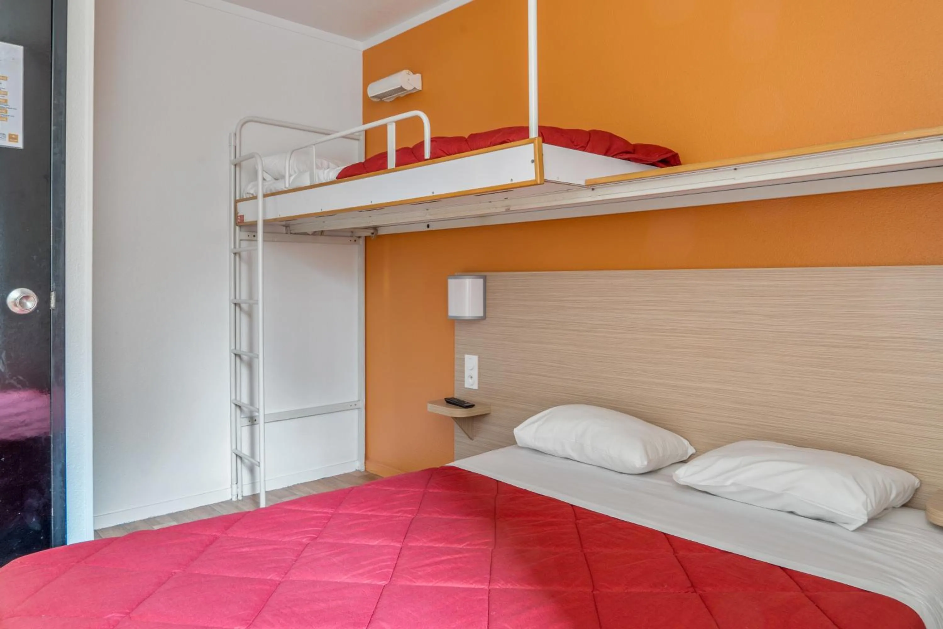 Bed in Premiere Classe Rouen Nord - Barentin