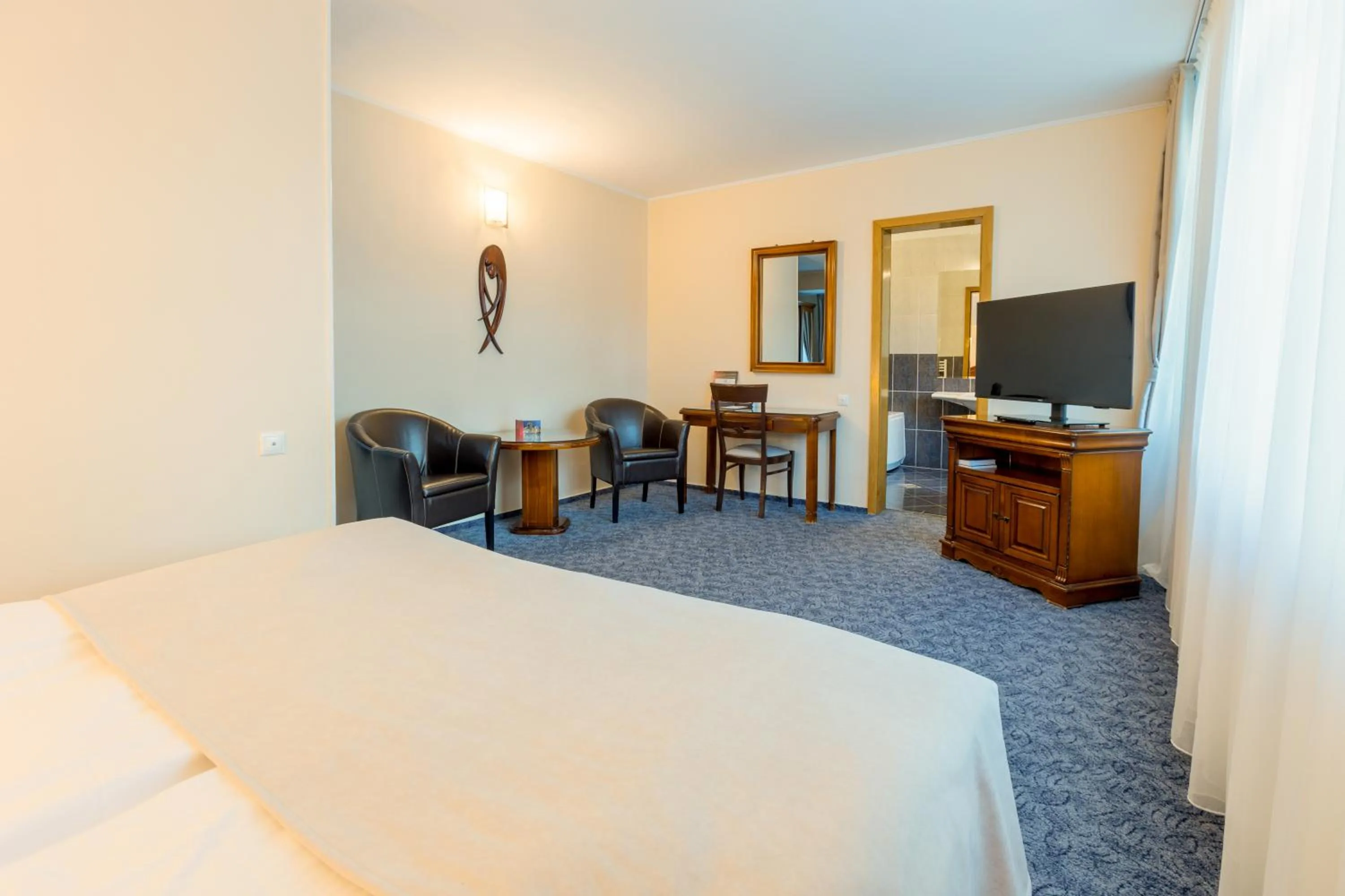 Photo of the whole room, Bed in Hotel Ambient