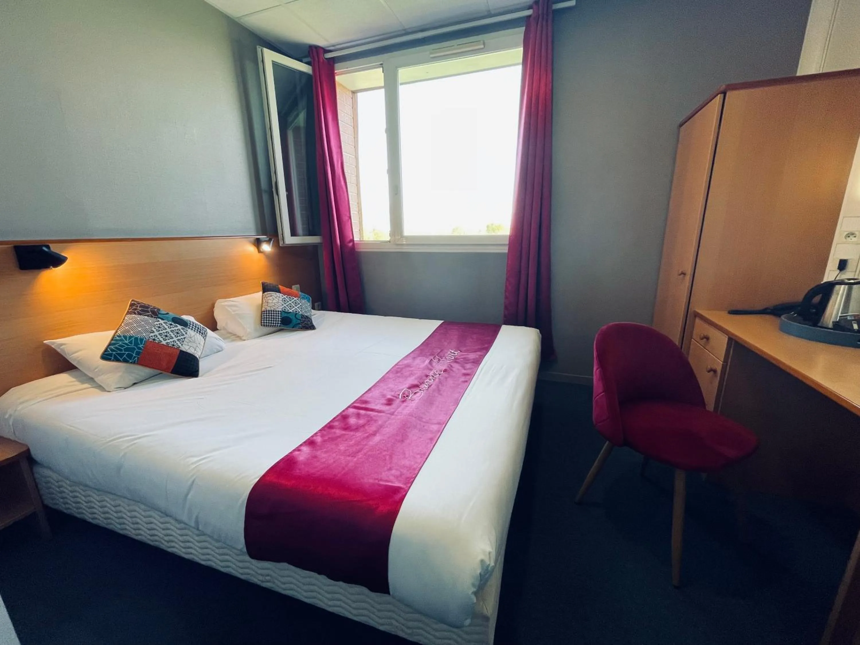 Bed in Hotel Le Saint Aubin