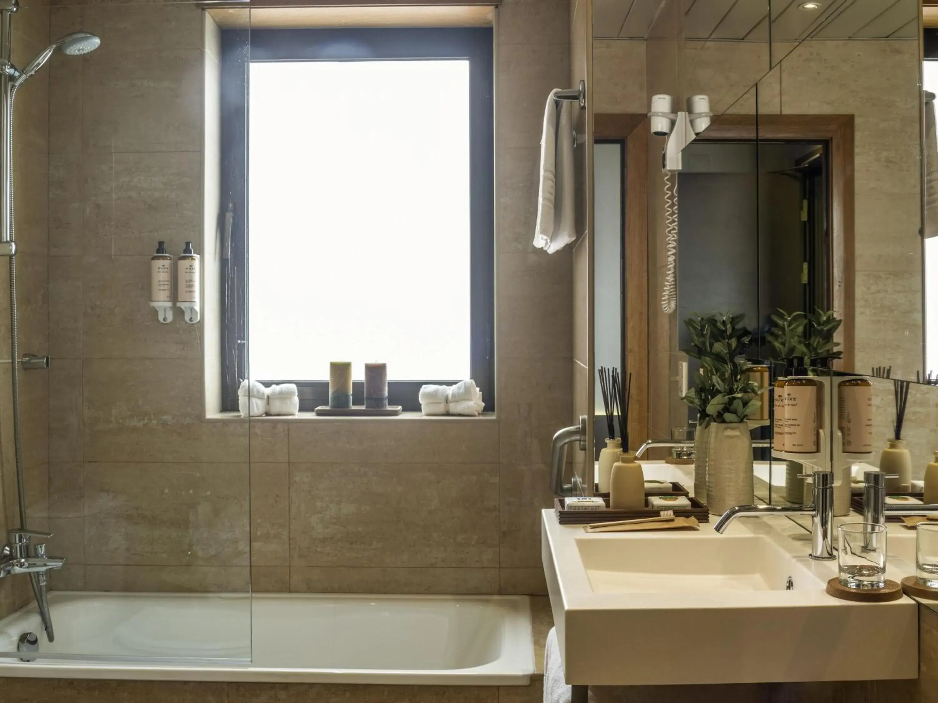 Junior Family Suite with Double Bed and Sofa Bed in Mercure Porto Centro Santa Catarina Junior Family Suite with Double Bed and Sofa Bed in Mercure Porto Centro Santa Catarina