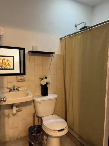 Shower in El Rincon de Los Angeles