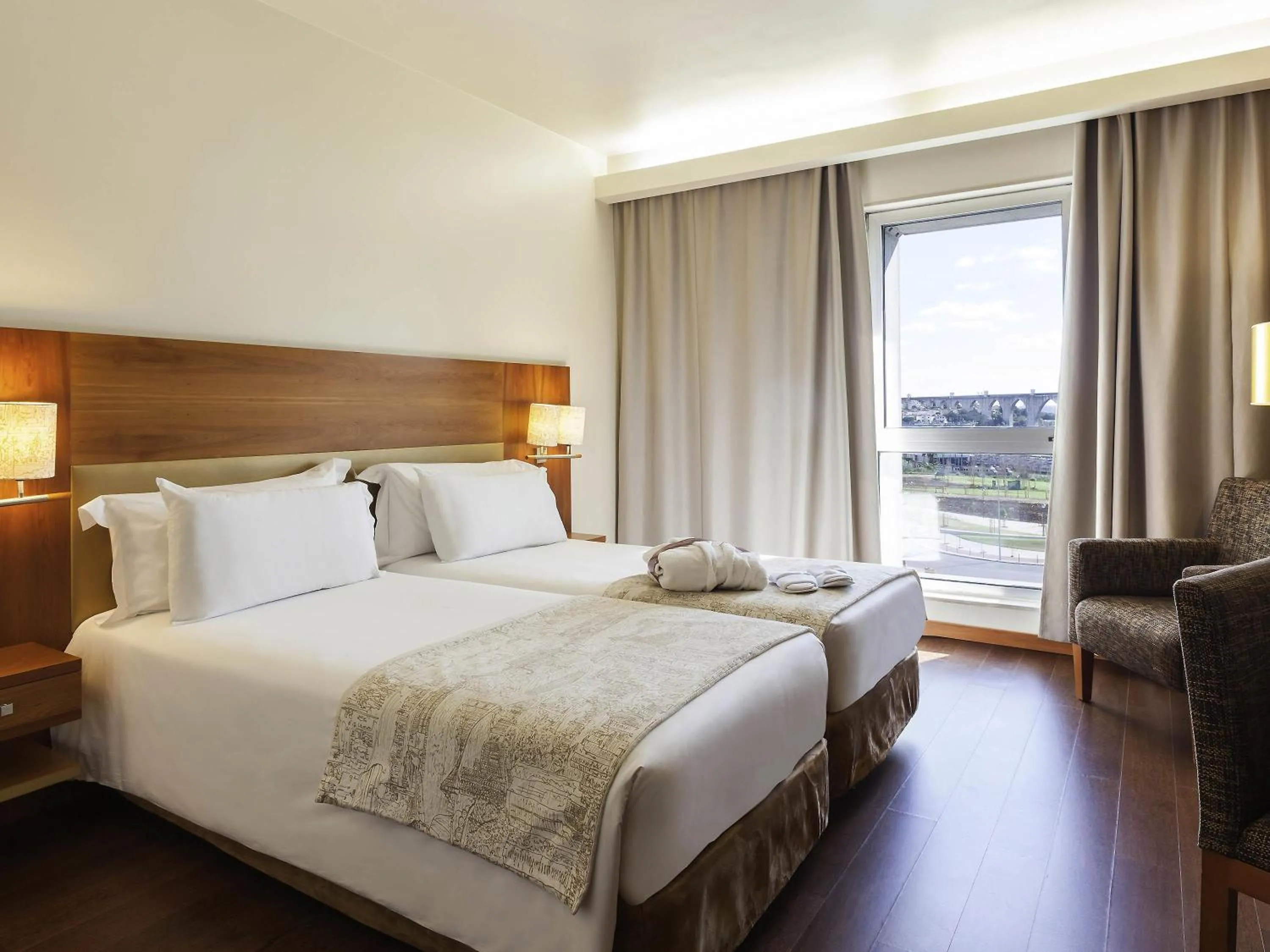 Bedroom, Bed in Hotel Mercure Lisboa