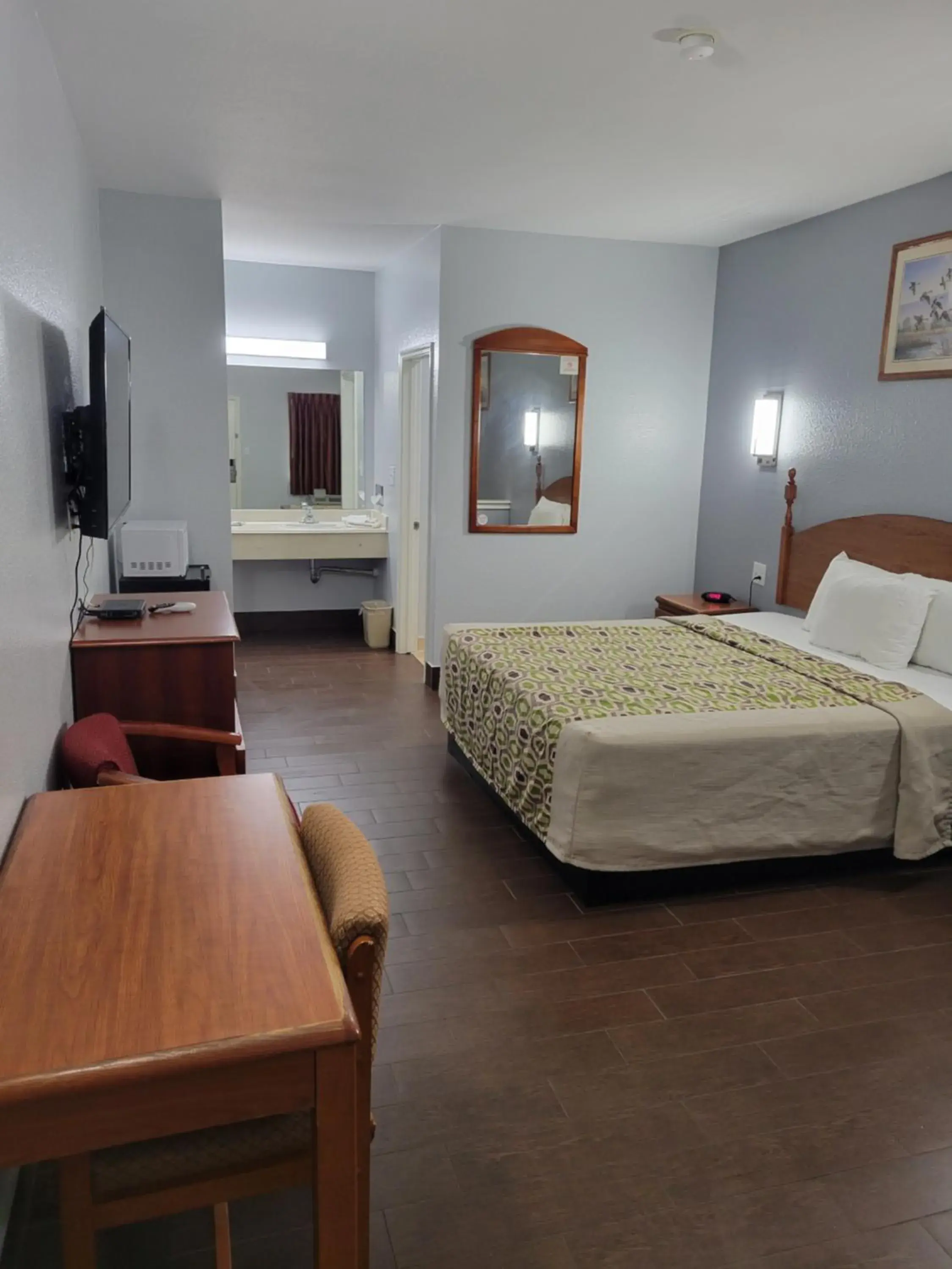 Photo of the whole room, Bed in Scottish Inn & Suites Photo of the whole room, Bed in Scottish Inn & Suites