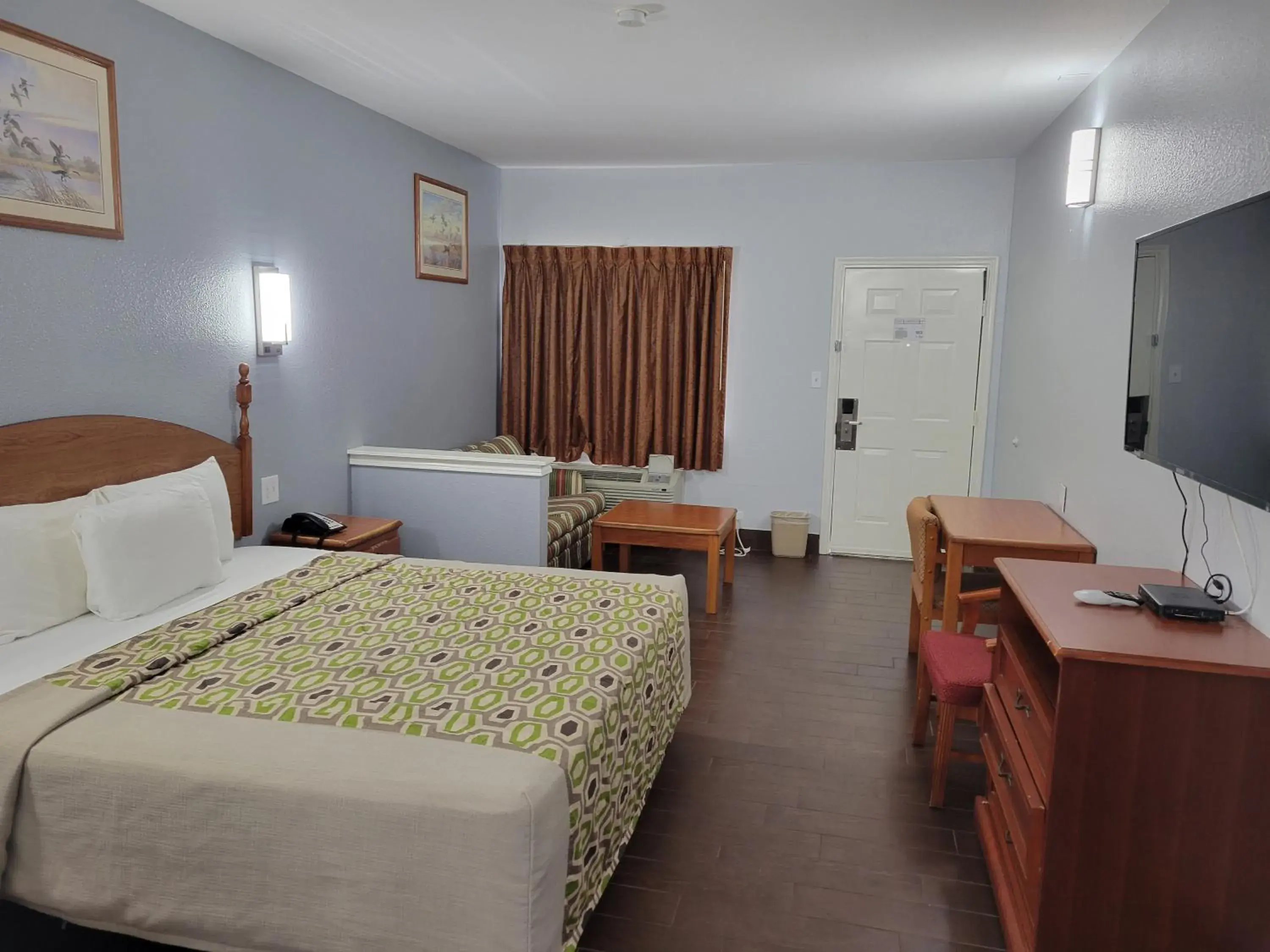 Photo of the whole room, Bed in Scottish Inn & Suites Photo of the whole room, Bed in Scottish Inn & Suites