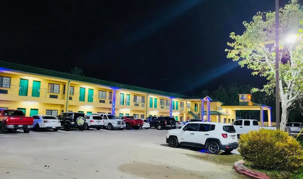 Property building in Scottish Inn & Suites Property building in Scottish Inn & Suites