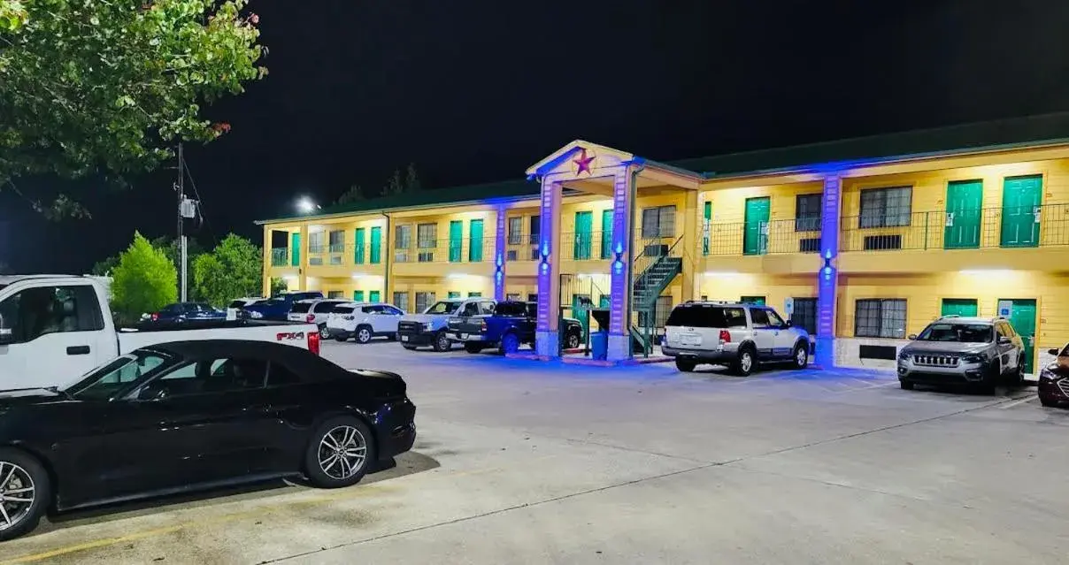 Property building in Scottish Inn & Suites Property building in Scottish Inn & Suites