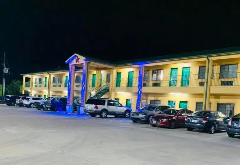 Property building in Scottish Inn & Suites Property building in Scottish Inn & Suites