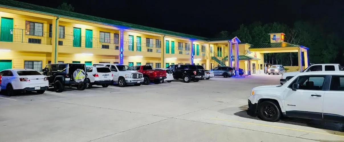 Parking in Scottish Inn & Suites