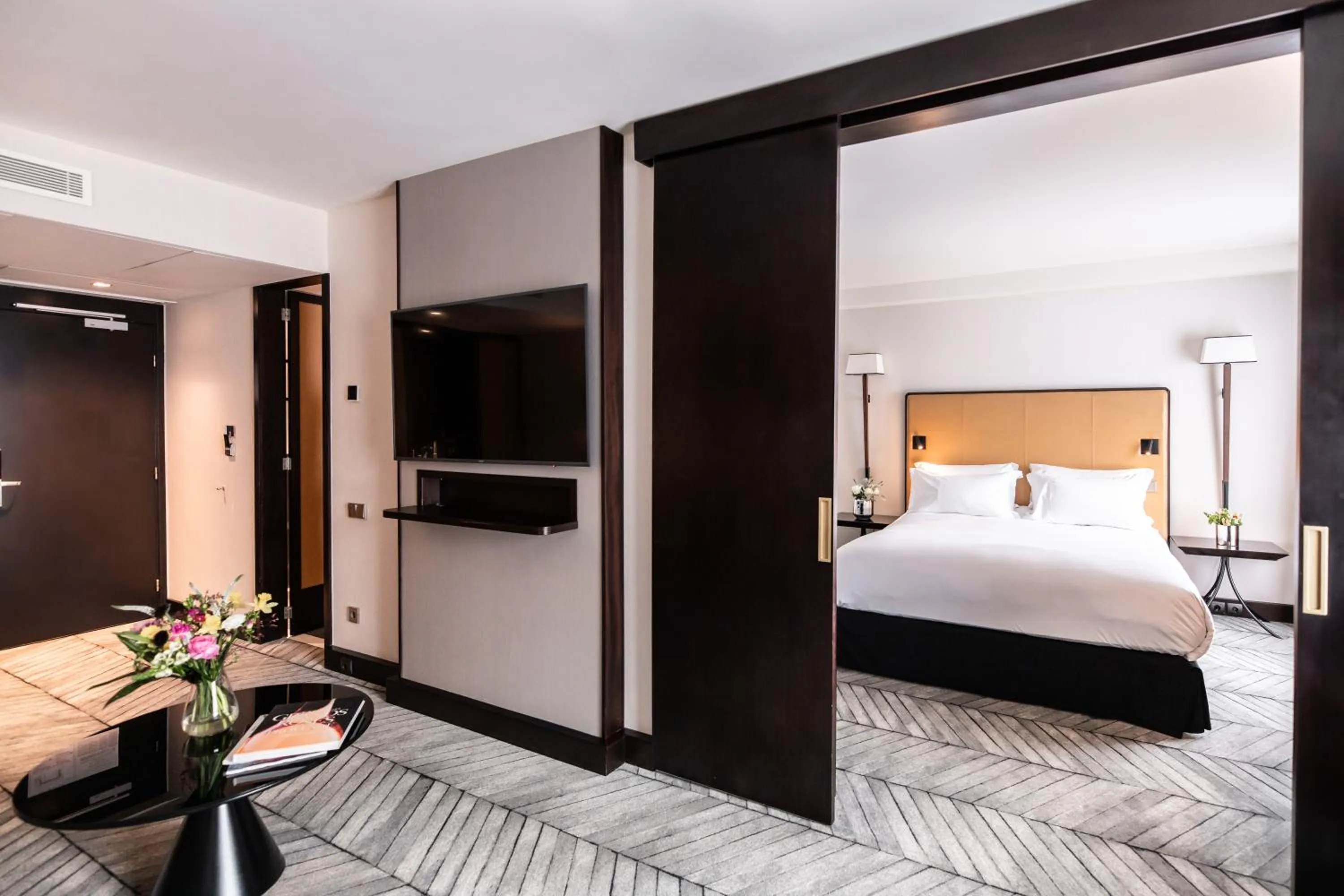 Living room, Bed in Sofitel Lisbon Liberdade