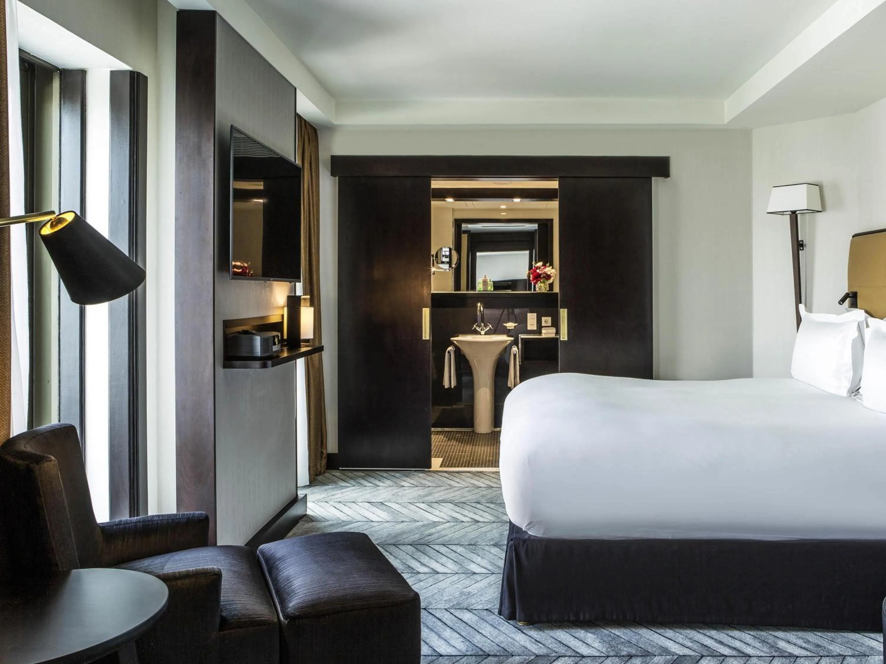 Photo of the whole room, Bed in Sofitel Lisbon Liberdade