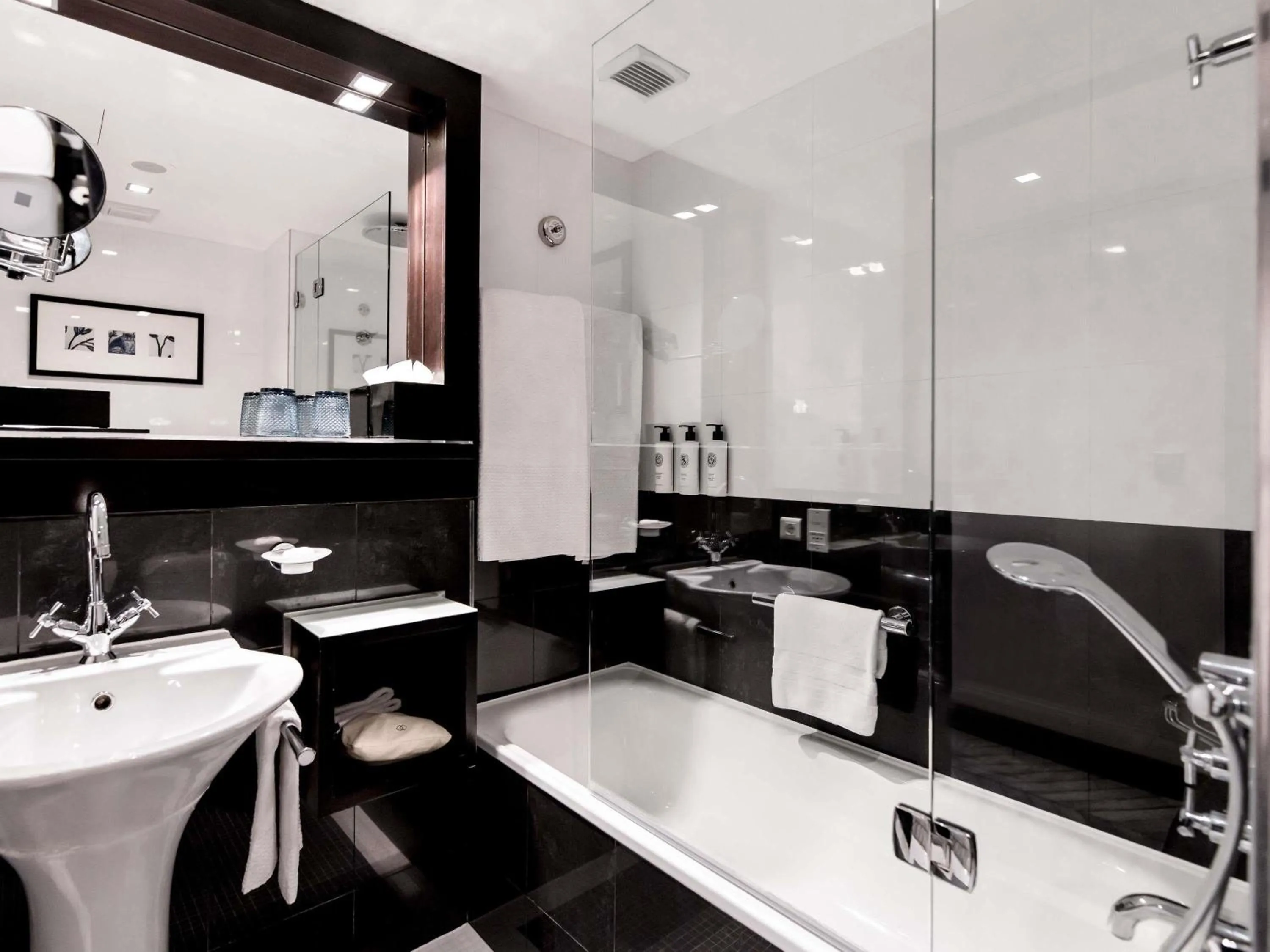 Bedroom in Sofitel Lisbon Liberdade